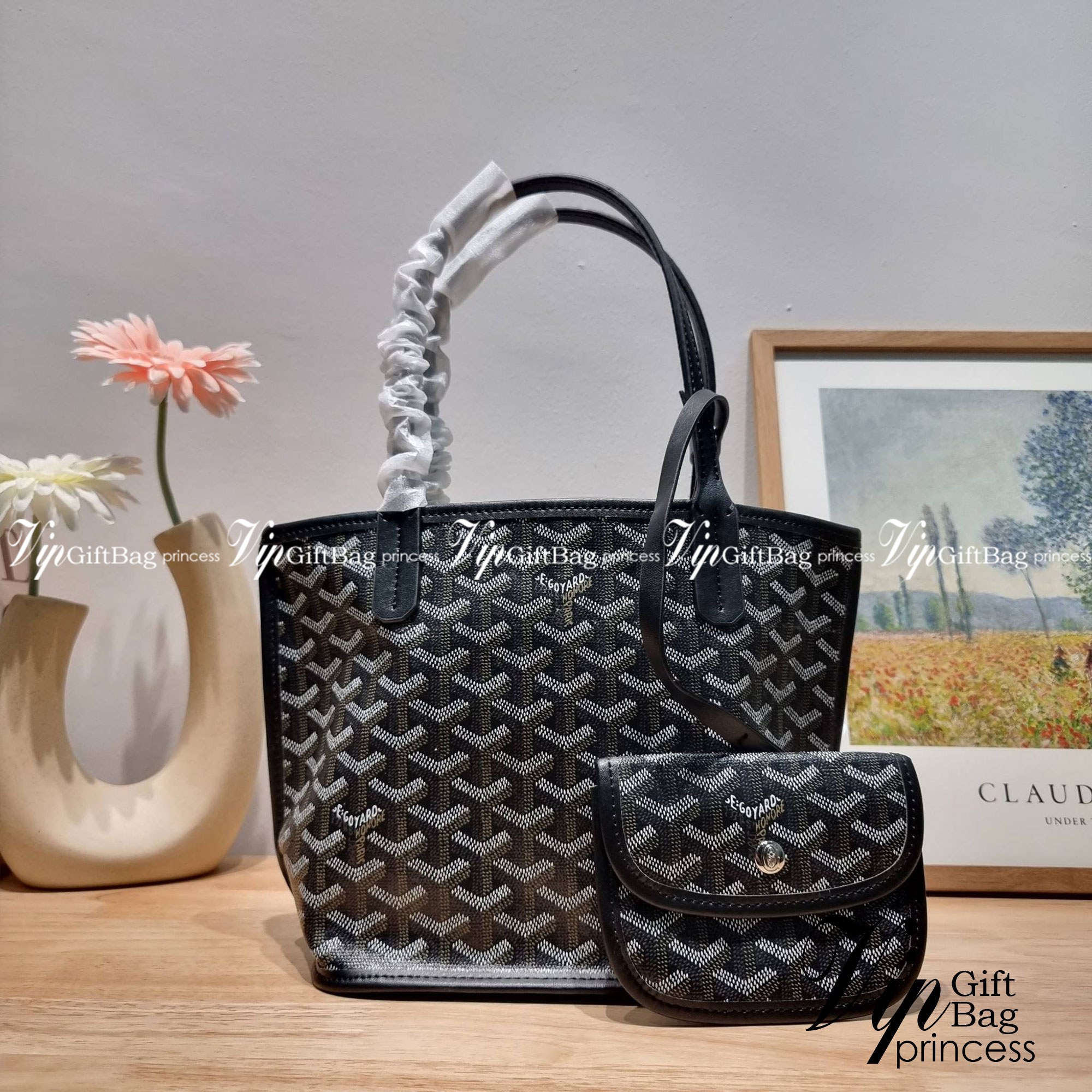 GOYARD MINI ANJOU REVERSIBLE TOTE ฮอตไอเท็ม กับกระเป๋าสะพายทรงโท้ท ไซส์มินิ กะทัดรัดมาก มาครบสีขายดี เลิศทุกสี รูปทรงคลาสสิค ดีไซน์เป็นเอกลักษณ์ ใช้งานได้หลากหลาย สามารถกลับด้านใช้ได้แบบไม่มีเบื่อ