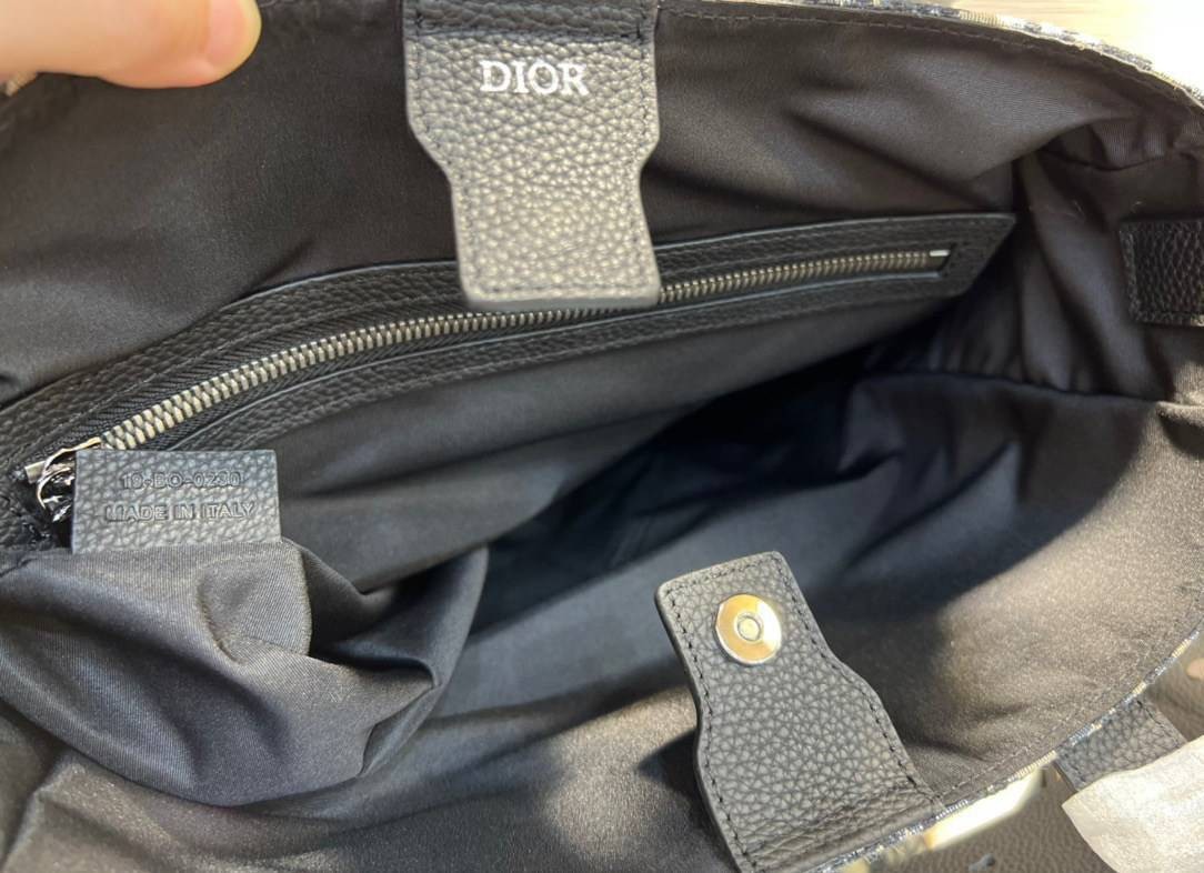 หนังแท้ SADDLE TOTE BAG WITH SHOULDER STRAP Beige and Black Dior Oblique Jacquard พร้อมส่งที่ไทย เกรดออริจินอลหนังแท้และผ้าแจ็คการ์ดอย่างดีทั้งใบ ภาพสินค้าถ่ายจากงานขายจริง ใช้งานต่างประเทศได้
