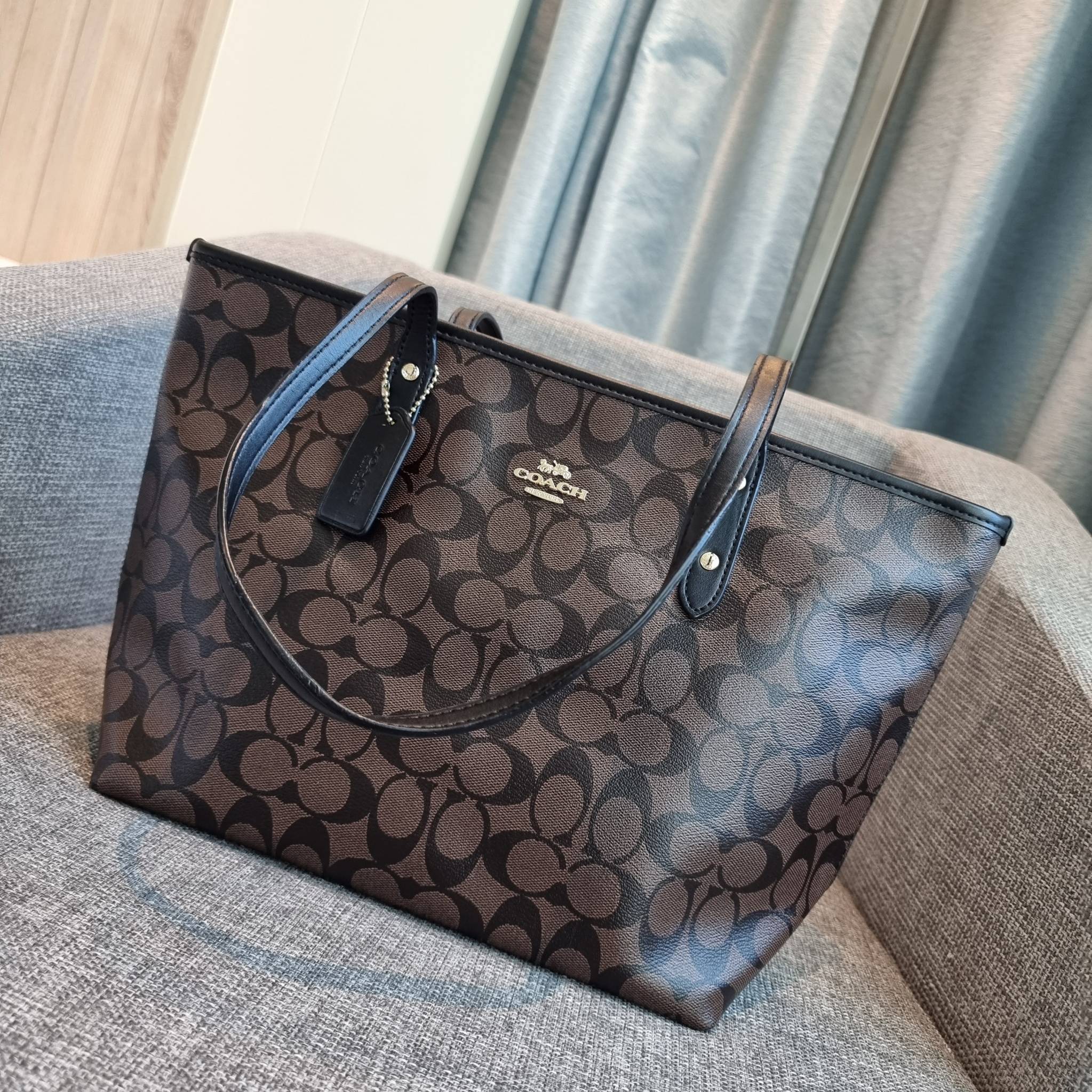 OUTLET 】COACH F58292 CITY ZIP TOTE IN SIGNATURE 16" รุ่นขายดี!! ไซส์ใหญ่ สีสวยมาให้แบบจัดเต็ม!! กระเป๋าถือทรงโท้ทใบใหญ่ สวยน่าใช้ทุกสี สะพายคล้องไหล่ได้เก๋ๆ จุของแน่นๆไปเลยจ้า!! วัสดุหนังแคนวาสคุณภาพ ปากกระเป๋าเปิด-ปิดด้วยซิป กันของหล่นได้ ถือไปไหนก็