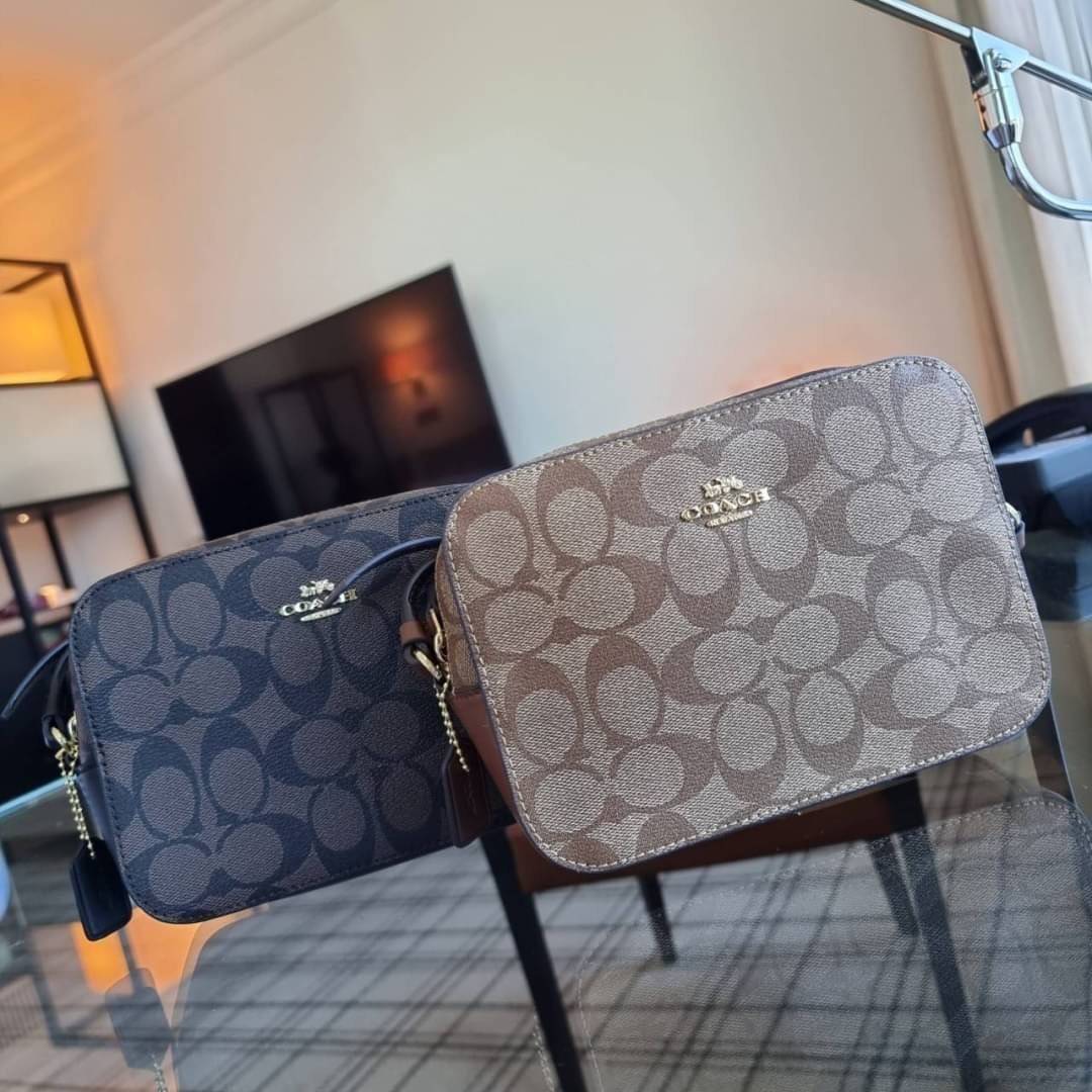COACH 91677 MINI CAMERA BAG IN SIGNATURE CANVAS ขายดีที่สุด!! กระเป๋าสะพายข้างไซส์มินิ คลาสสิคอยู่ทรง อะไหล่ทองตัดดูหรู วัสดุหนังแคนวาสเคลือบลาย เปิด-ปิดด้วยซิป สายสะพายปรับได้ตามตัว ใบนี้แมทช์ได้ทุกลุค ใช้เป็น everyday bag ได้สบายๆเลยจ้า