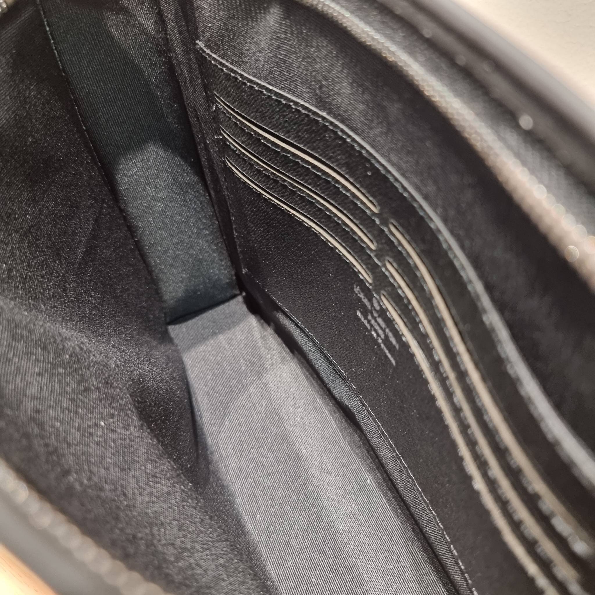 LV POCHETTE VOYAGE SET BAG / LV gift box สุดยอดไอเท็มใน box set ที่เหมาะแก่การเก็บสะสม หรือจะส่งให้เป็นของขวัญในช่วงปีใหม่ก็ดีงามที่สุด จัดให้ทั้งกระเป๋าคลัทช์สีคลาสสิค กระเป๋าเก็บกุญแจ ที่จัดสรรให้พกพาได้ง่ายไม่เกะกะ และเข็มขัดเข้าเซ็ทคุมโทนได้ดีเยี่ยม แ