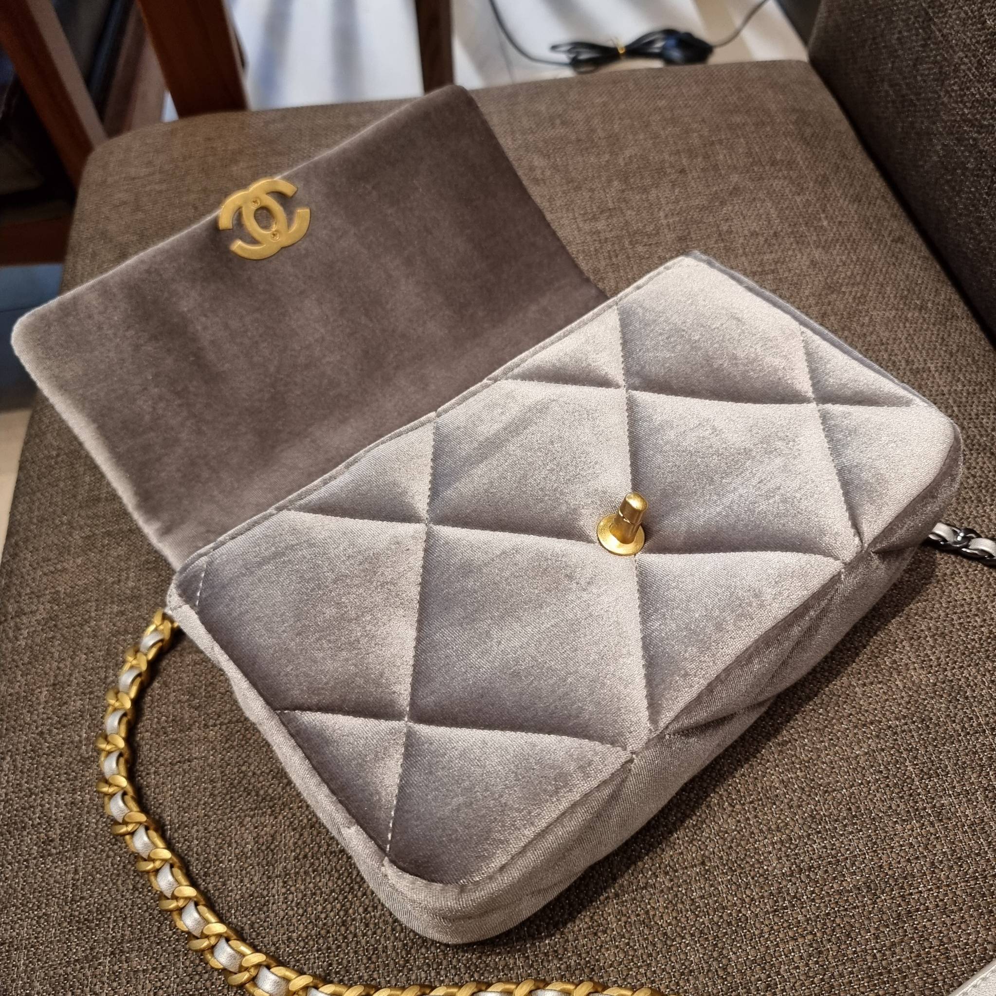 ไม่มองไม่เหลียวไม่ได้แล้ว!! ความหรูที่โดดเด่นจากผ้ากำมะหยี่ สร้างดีเทลผู้ดี ลูกคุณมากๆ Chanel vip boutique กระเป๋าสะพายจาก duty free ในราคาสุดประหยัด!! ดีไซน์เลิศ ตกแต่งด้วยโซ่ทูโทน ลงตัวแบบไม่มีที่ติ เปิด-ปิดด้วยตัวบิดล็อค ภายในโล่งกว้าง ใส่กระเป๋าสตางค์