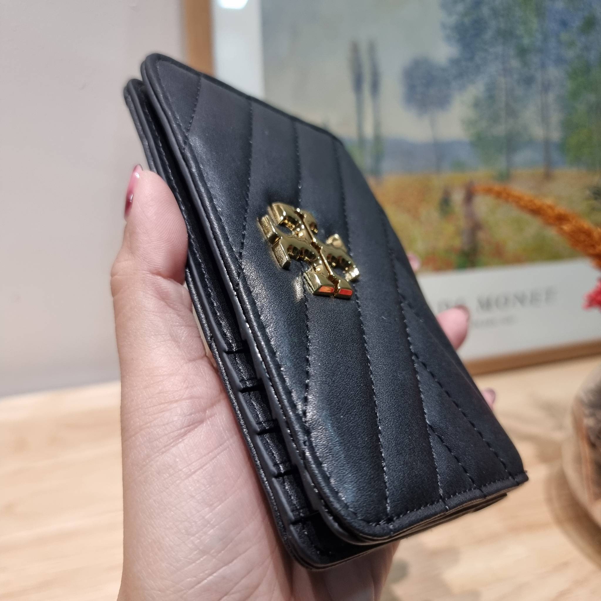 TORY BURCH KIRA CHEVRON MEDIUM SLIM WALLET กระเป๋าสตางค์ใบกลางรุ่นบาง ไม่กินพื้นที่กระเป๋า ดีไซน์เรียบหรู