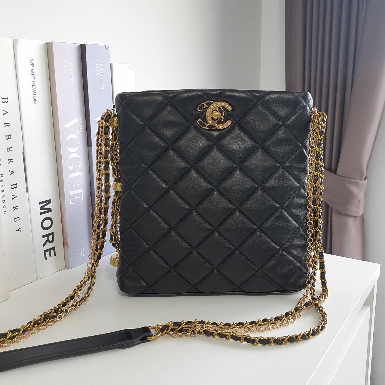 CHANEL VIP GIFT CROSSBODY CHAIN BAG กระเป๋าทรงสะพายข้าง ที่กำลังมาแรงมาในตอนนี้ ตัวกระเป๋าเป็นกระเป๋าสตางค์หนังพียูพรีเมี่ยม อะไหล่ทองทั้งใบ ด้านหน้าประดับโลโก้พร้อมมุก CC สุดหรู เปิดปิดด้วยตัวหมุนล็อค ใส่กระเป๋าสตางค์ยาวได้ รุ่นนี้พกของได้เยอะในระดับนึงเ