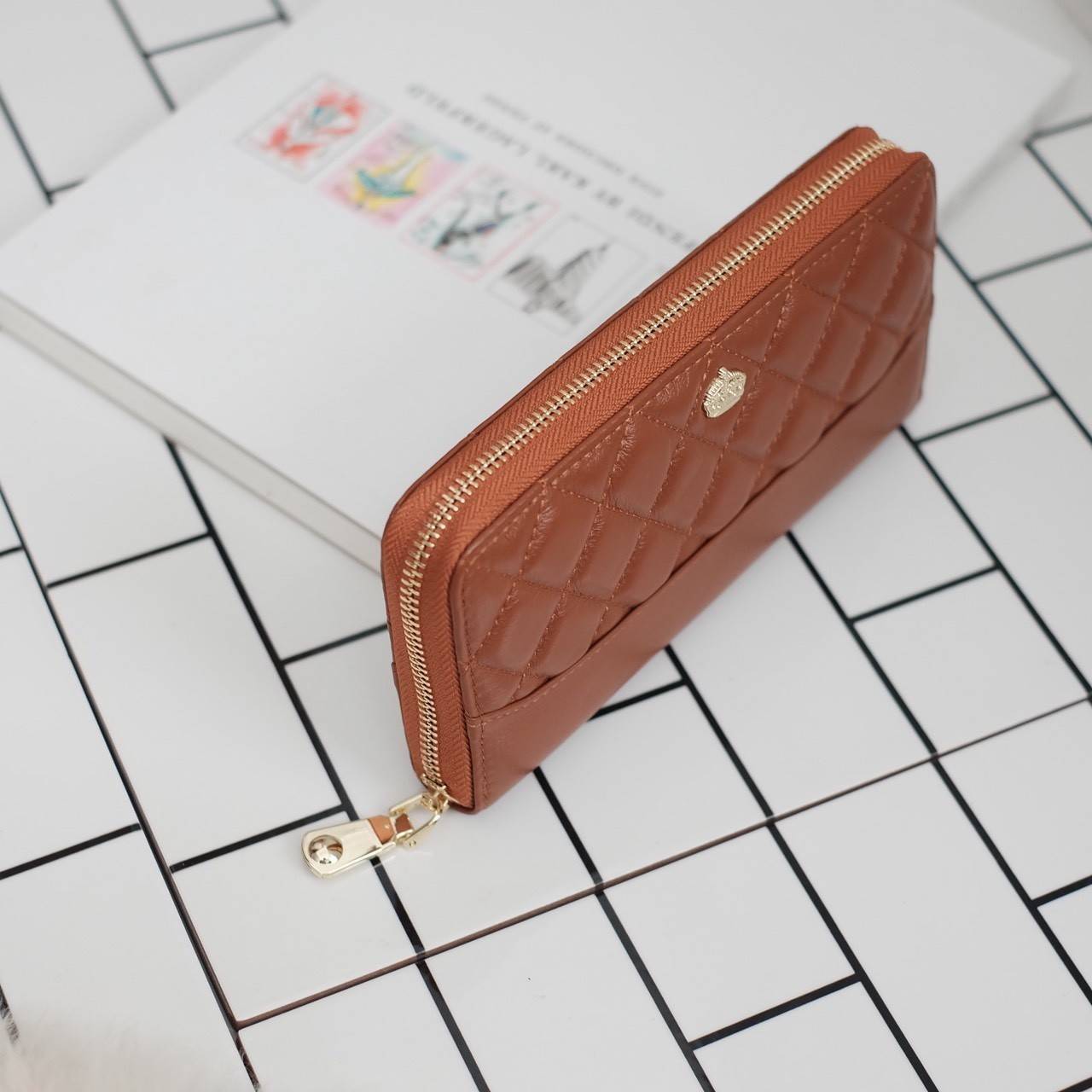 กระเป๋าสตางค์ Size ยาว ซิปรอบ สวยรับเงินมากใบนี้ คอนเฟิร์ม 💵💵 ใครกำลังหากระเป๋า size ห้ามพลาดนะคะ หนังสวยจริงๆ หนังวัวแท้ ตีตาราง นิ่ม ฟู ใช้หนังเกรดดีที่สุด สวยมาก KEEP • Super Rich ( Long )• กระเป๋า สตางค์ขนาดยาว ซิปรอบ ภายใน จุของคุ้ม ใ