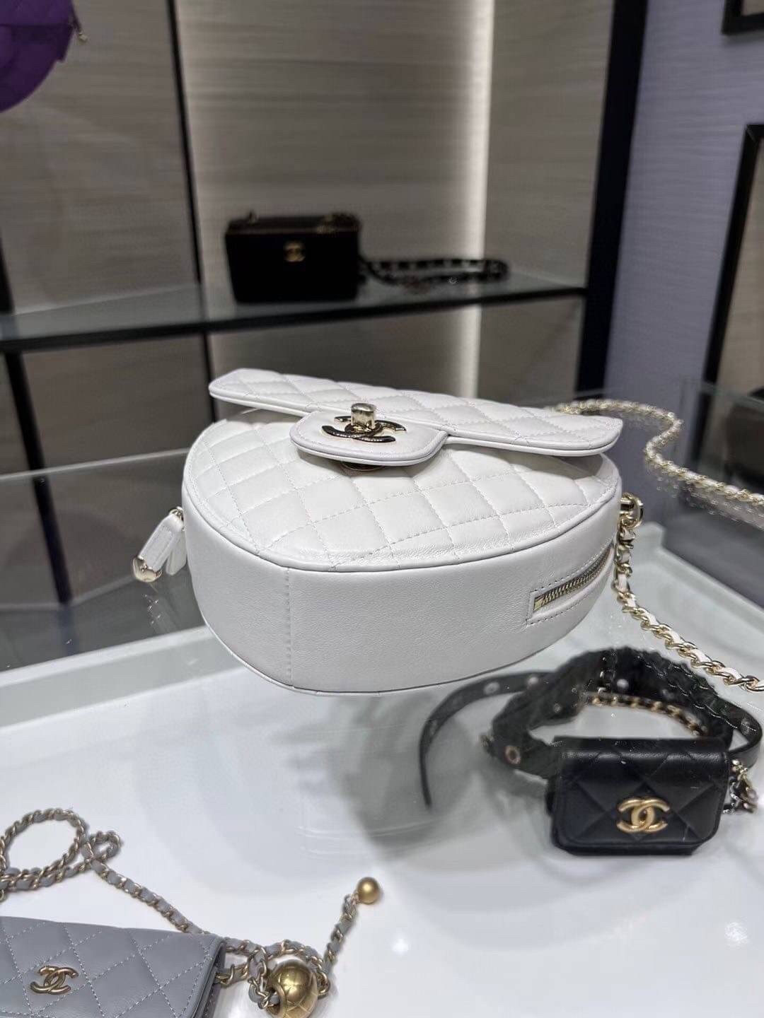 CHANEL Heart Bag 2022 SpringSummer Crossbody สวยมาก มงลงมาก!! กระเป๋าสะพายสุดคิ้วท์ ที่ดีไซน์รูปทรงหัวใจไม่ซ้ำใคร น่ารักทุกสี น่าใช้ไปเลยแม่!!