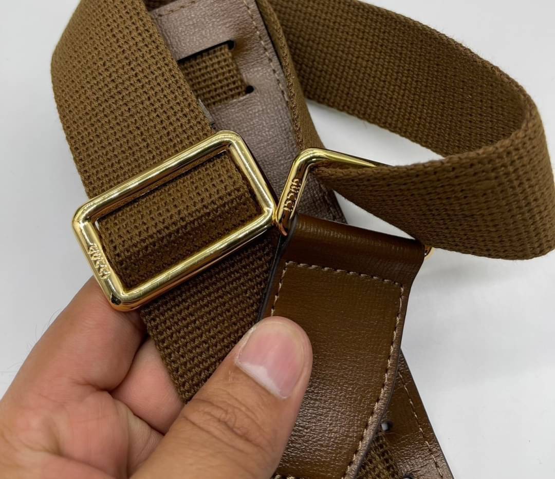 GUCCI Small duffle bag with Interlocking G เกรดออริจินอล กระเป๋าสะพาย กระเป๋าถือทรงหมอนสวยคลาสสิค วัสดุหนังแคนวาสอย่างดี ใบจริงสวยมาก! เปิด-ปิดกระเป๋าด้วยซิป หัวซิปตัว G อะไหล่สีทอง เลิศ!! ภายในโล่งกว้าง มาพร้อมสายสะพาย ปรับได้ ถอดออกได้ จะถือหรือสะพาย cr