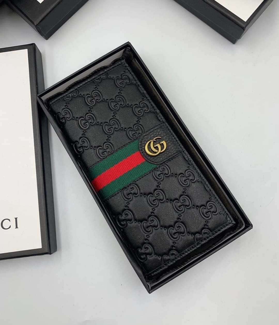 หนังแท้ GUCCI Men Long Wallet รุ่นใหม่ล่าสุด!! หนังสวยเริด ดีงามมากค่าาา กระเป๋าสตางค์ใบยาว ดีไซน์ใหม่ สวยดูหรู ถือใช้กำลังเหมาะมือ ใส่บัตรได้เยอะ ใส่ธนบัตรได้ทุกชนิด มาครบ set พร้อมส่ง!! เป็นไอเท็มที่หนุ่มๆต้องมีจริงๆจ้า 😎😎