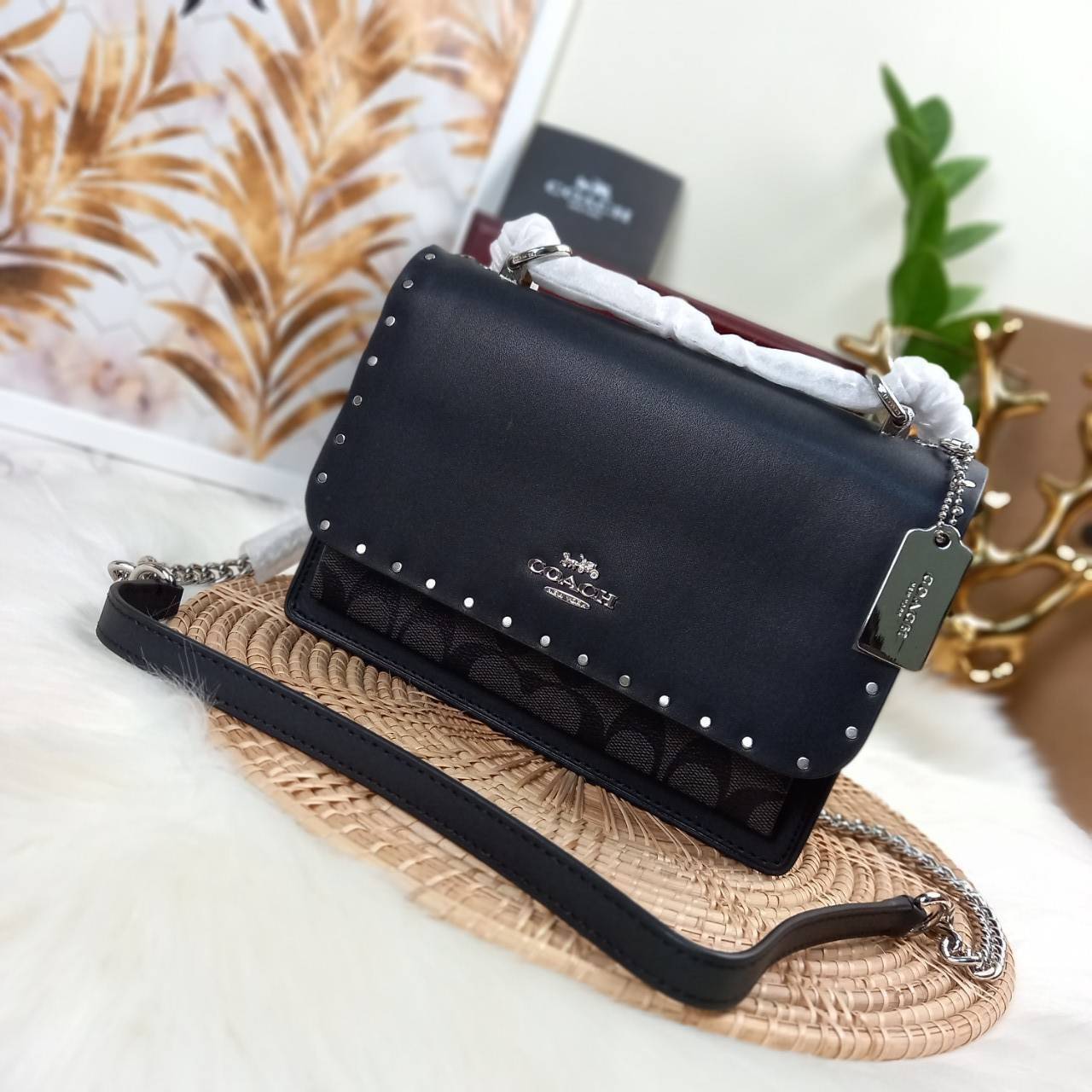 COACH KLARE CROSSBODY IN SIGNATURE CANVAS WITH RIVETS (90400) กระเป๋าถือ กระเป๋าสะพาย รูปทรงสวยงามสุดคลาสสิค แมทท์ง่ายเข้าได้กับทุกลุค แอบกระซิบดังๆนิดนึงว่า! ใบจริงสวยม๊ากก!!// วัสดุแคนวาส ผสมหนังแท้ อยู่ทรง รูปทรงสวยม๊ากก!// ด้านในแบ่งช่องให้ถึง 4 ช่อง 