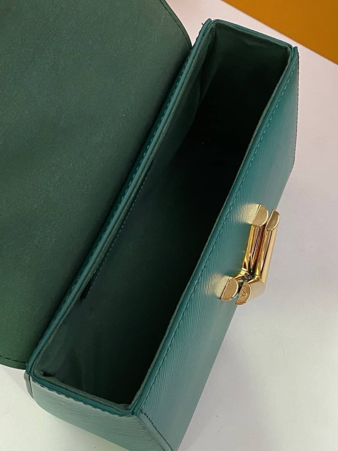 ORI หนังแท้ | LV Twist MM chain bag in grained Epi leather กระเป๋าสะพาย/กระเป๋าถือร พร้อมสายโซ่ หนังลายเกรน Epi โดดเด่นด้วยโลโก้หน้า สวยหรูเป็นเอกลักษณ์ ดีไซน์คัลเลอร์บล็อค สัมผัสโดดเด่นแมตช์กับทุกสไตล์