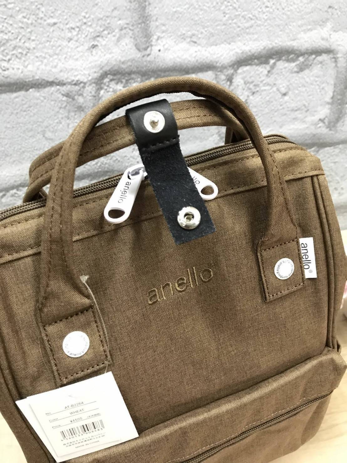 Anello Mottled Polyester Mini Backpack เป้แบรนด์ดังแห่งปี วัสดุ poleyester canvas เนื้อผ้าเรียบหรู และทันสมัย ดีเทลคล้ายรุ่น original ต่างตรงที่ด้านหน้าเป็นงานปักโลโก้สวยงาม และหัวซิป สกรีนโลโก้แบรนด์สีสันเข้ากับตัวกระเป๋า รุ่นชน shop มีหลากสีให้เลือกสรรค