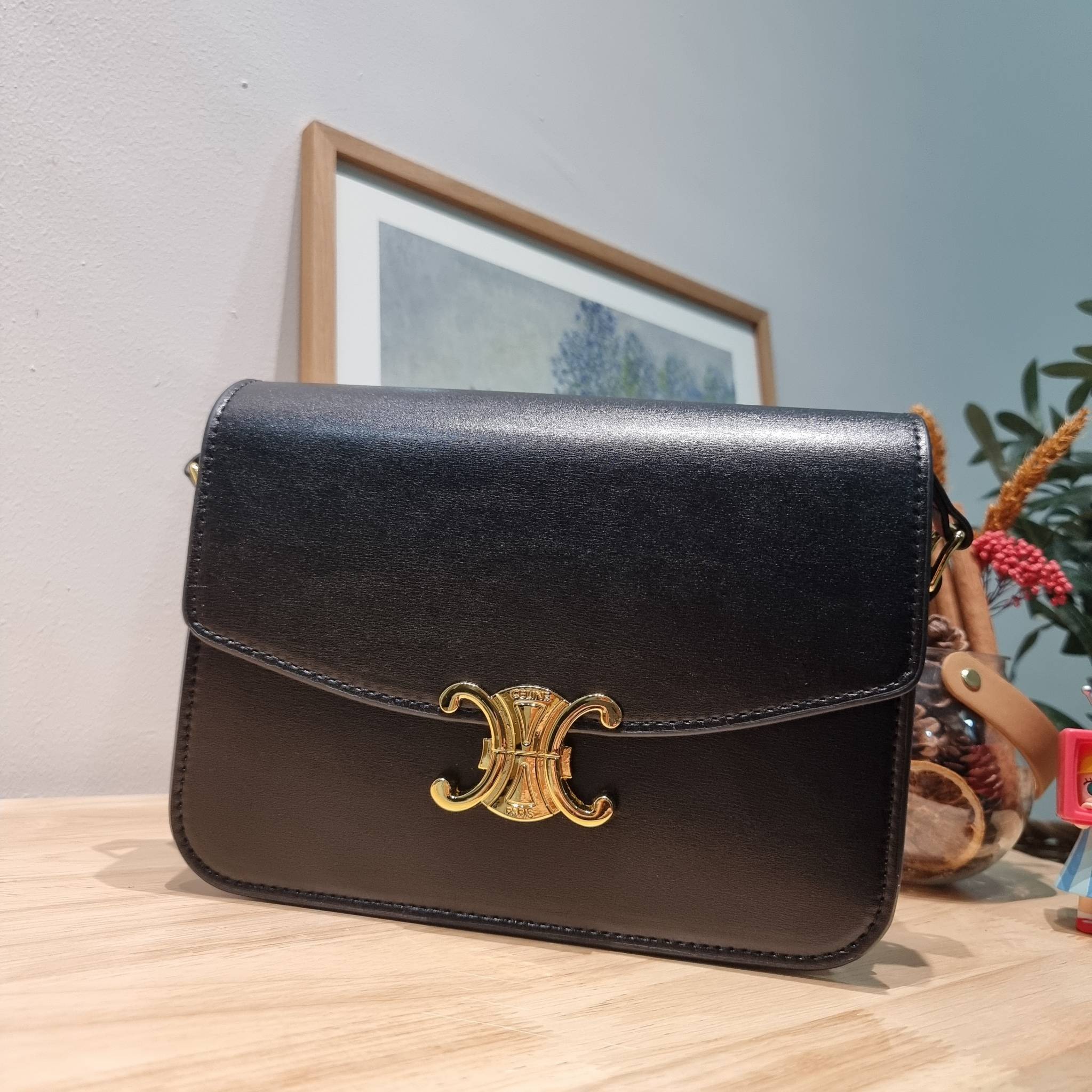 CELINE CLASSIQUE TRIOMPHE BAG IN SHINY CALFSKIN ไอเท็มสุดคลาสสิค ที่ขาดไม่ได้ กระเป๋าสะพายทรงสวยคลาสสิค แฝงความผู้ดี ที่ใช้ได้ทั้งชายหญิง วัสดุหนังคุณภาพดี