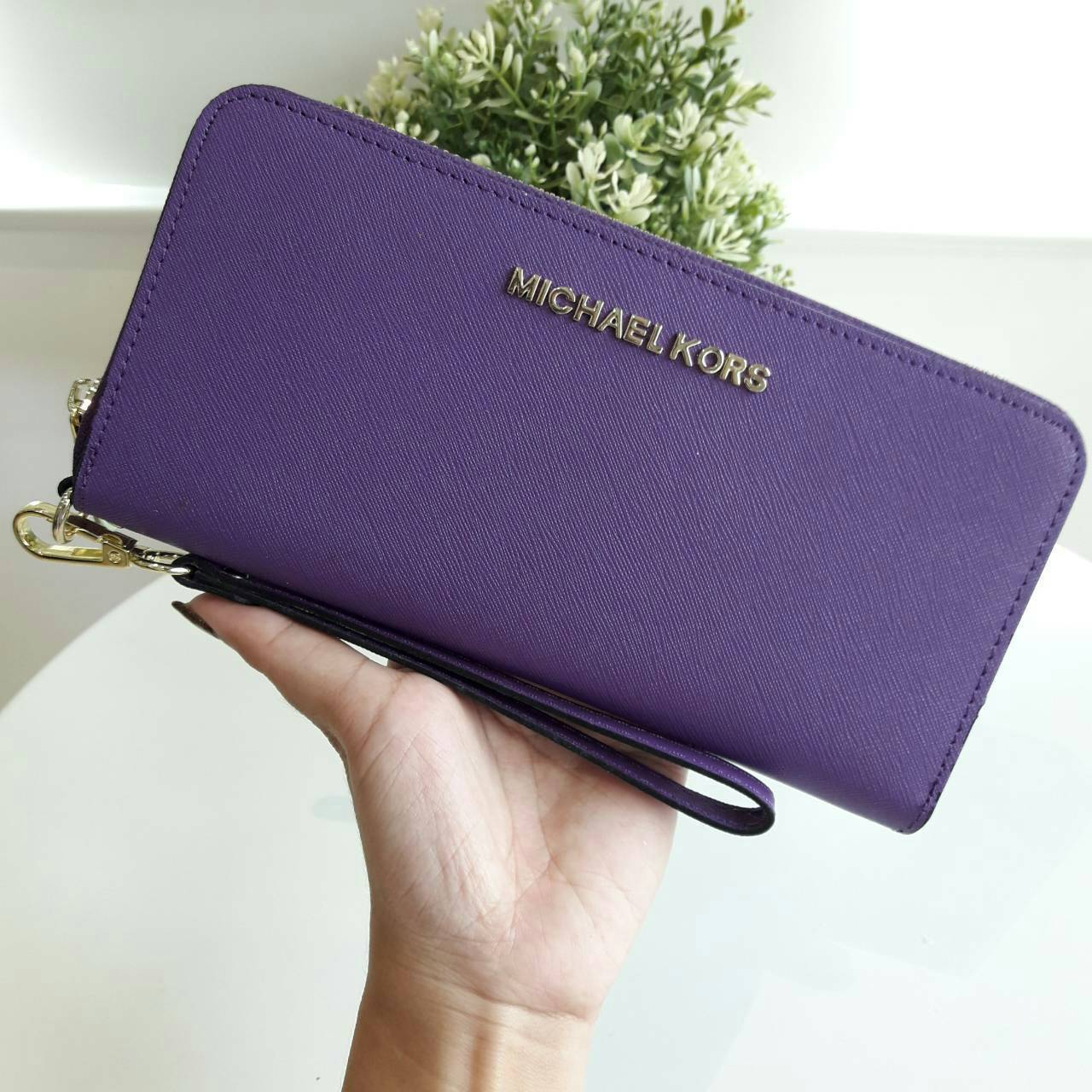 Michael kors saffiano long wallet กระเป๋าสตางค์ใบยาวแบบซิปรอบ วัสดุหนังลาย Saffiano สวยหรูมากๆ ด้านหน้าประดับ logo brand ซิปปั๊มแบรนด์ ภายในช่องใส่บัตร, ธนบัตร และช่องใส่เหรียญ ใส่ iPhone+ ได้ค่ะ มาพร้อมสายคล้องข้อมืออีก 1 เส้น ใบนี้คุ้มเกินราคา รับประกัน