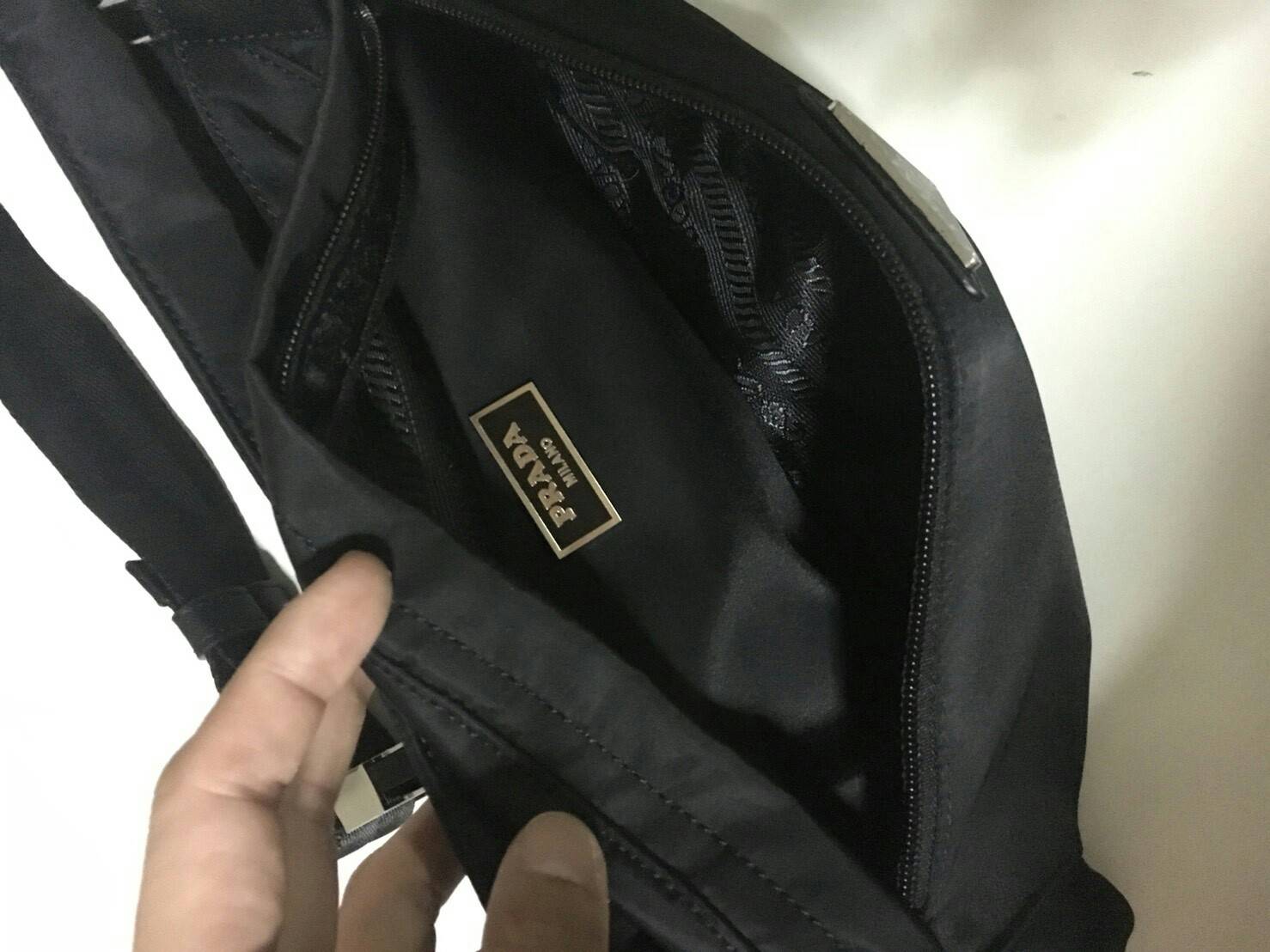 New Must Have Now อีกหนึ่งรุ่น Prada เหมาะกับท่านชาย เป็นอย่างยิ่ง กับกระเป๋าคาดอก / คาดเอว ทรงสวย จากงานพรีเมี่ยมกิ้ฟจากแบรนด์ PRADA ทรงฮิต วัสดุผ้า NYLON คุณภาพดี กันน้ำ100% ใส่ของได้หลากหลาย ตัวกระเป๋าอะไหล่สีเงิน ตัวล้อคปั้มจมแบรนด์สุดหรู ด้านมาพร้อมซ