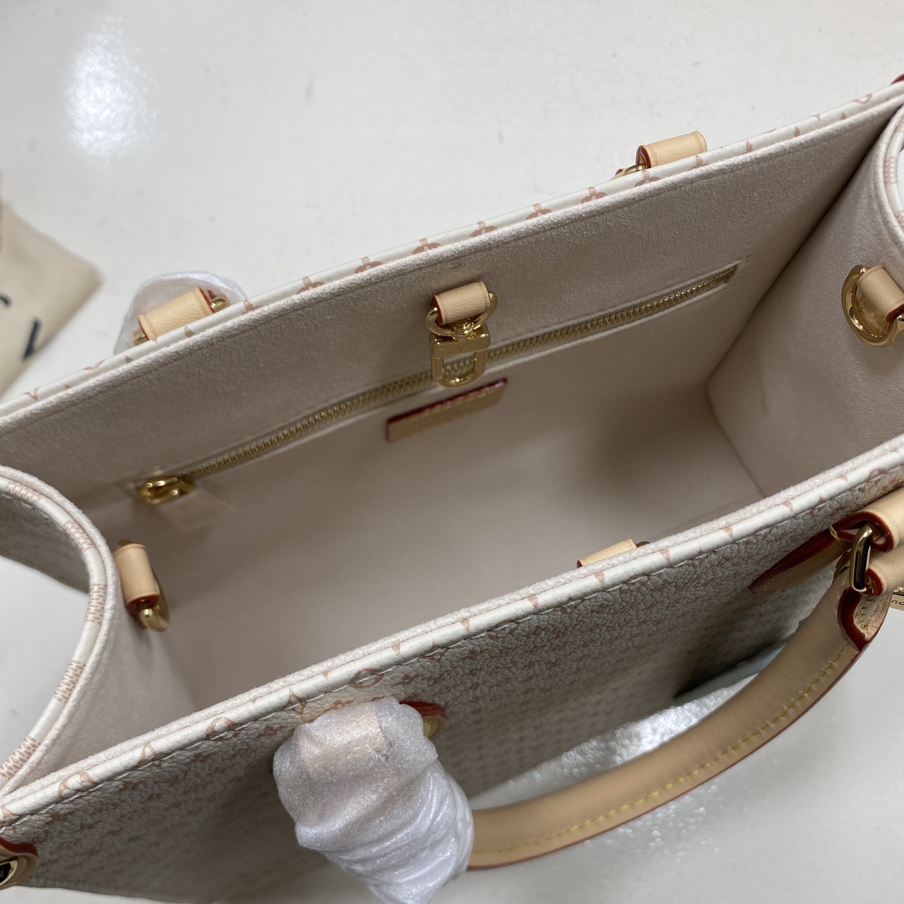 TOP ORI หนังแท้ | LV OnTheGo PM bag Azure Blue/Sand Beige กระเป๋าสะพายทรงโท้ท ในคอลเลกชัน LV Romance หนังแท้หรูหราประดับชาร์มแท็กกระเป๋าเดินทางมีชีวิตชีวา