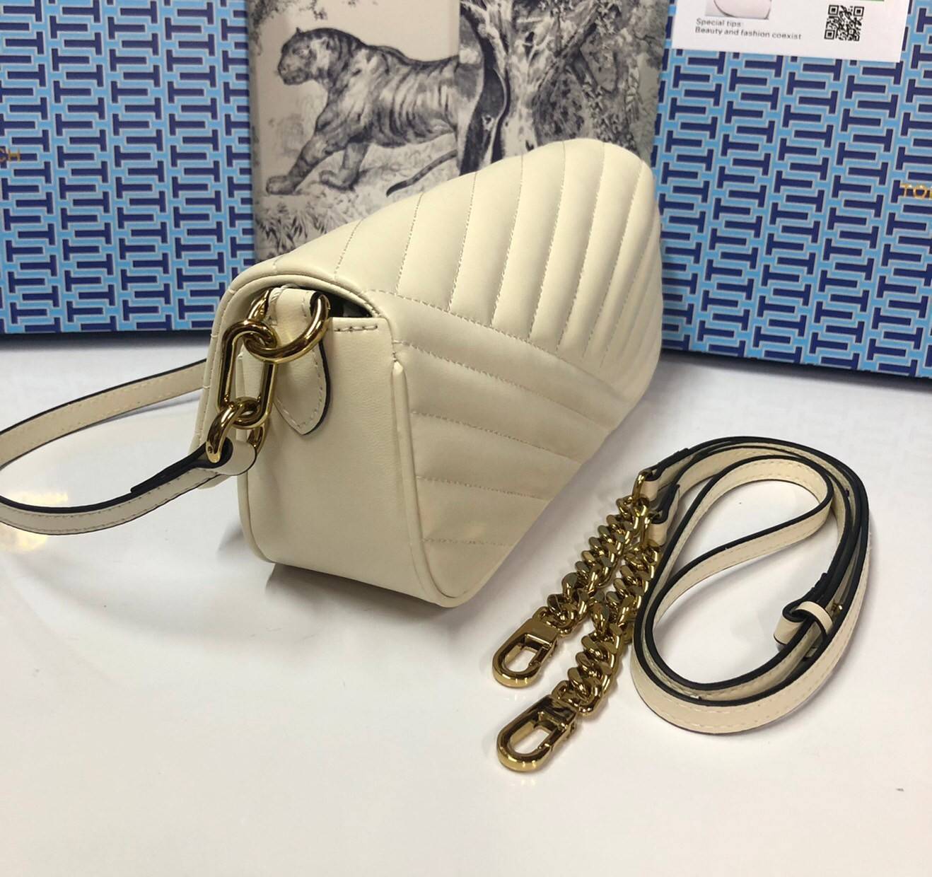 TORY BURCH KIRA CHEVRON SMALL FLAP SHOULDER BAG รุ่นใหม่ พร้อมสีใหม่ มาให้จับจองแบบไม่ต้องรอพรีฯ กระเป๋าสะพาย ขนาดกะทัดรัด ไซส์สะพายคล่องตัว หรือจะคล้องไหล่ หรูๆ ลูกคุณหนูไปอีก สีผู้ดีมากๆ ดีไซน์รูปทรงคลาสสิคเฉพาะตัว วัสดุหนังแกะ สัมผัสนิ่ม เปิด-ปิดด้วยกร