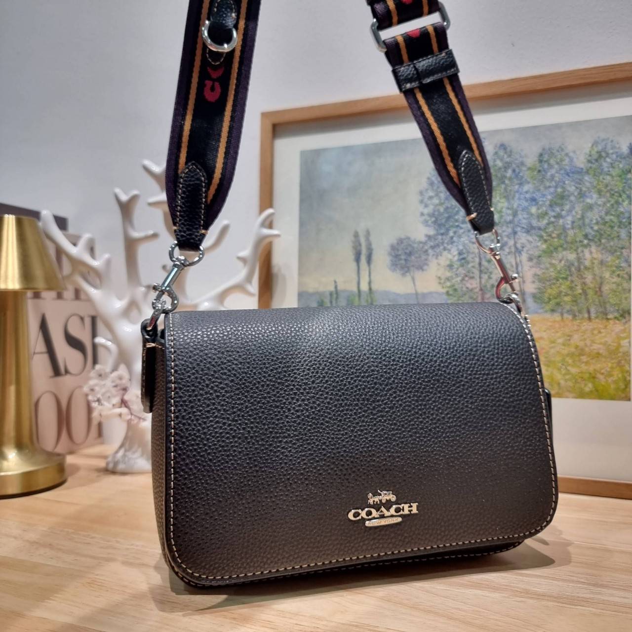 OACH LOGAN MESSENGER IN SIGNATURE CH483 CH252 กระเป๋าสะพาย รุ่นใหม่ สไตล์สปอร์ต ดีไซน์สวย ขนาดกำลังดีคล่องตัว สายสะพายเส้นใหญ่ทนทาน