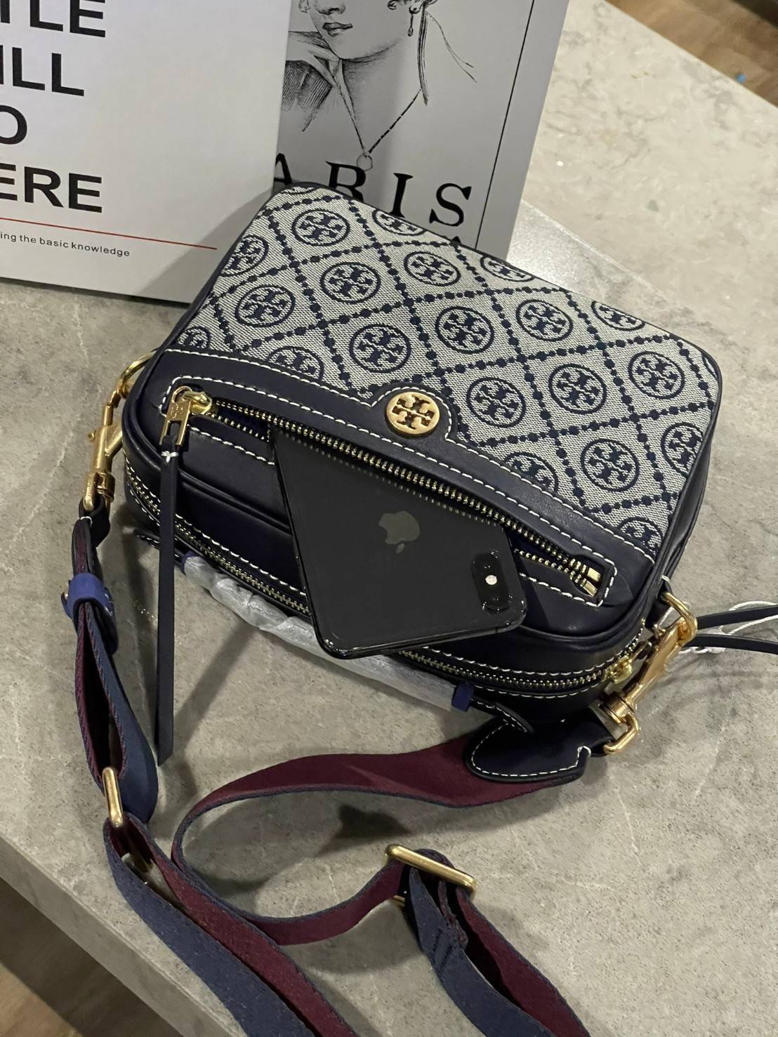 TORY BURCH T MONOGRAM JACQUARD CAMERA BAG การออกแบบที่เรียบง่าย แต่ยังคงความหรูหราเอาไว้ โดดเด่นด้วยลวดลาย T Monogram
