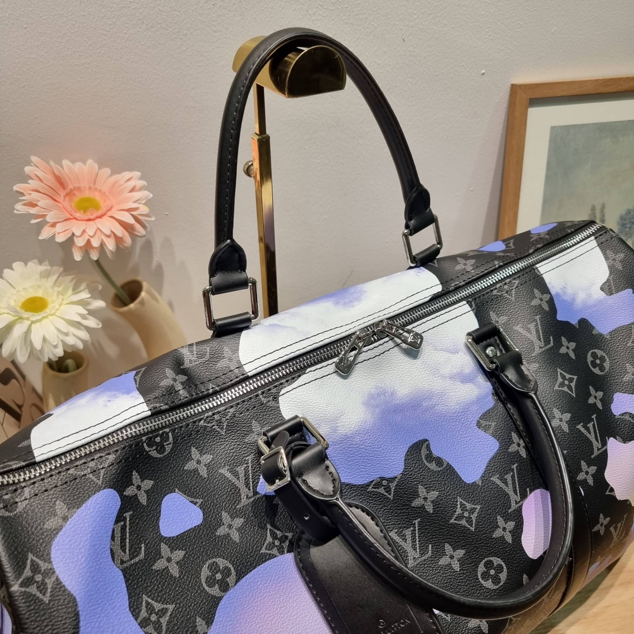 LV KEEPALL 45B BAG กระเป๋าเดินทางสุดคลาสสิค KEEPALL BANDOULIERE MONOGRAM ECLIPSE REVERSE MULTICOLOR สะท้อนแรงบันดาลใจจากคอลเล็คชั่น “Room with a View” สำหรับสิ้นปี 2022 ทึ่ใครๆก็เฝ้ารอ ไอเท็มที่จะทำให้การเดินทางไม่ธรรมดาอีกต่อไป ด้วยดีเทลความเป็นเอกลักษณ์