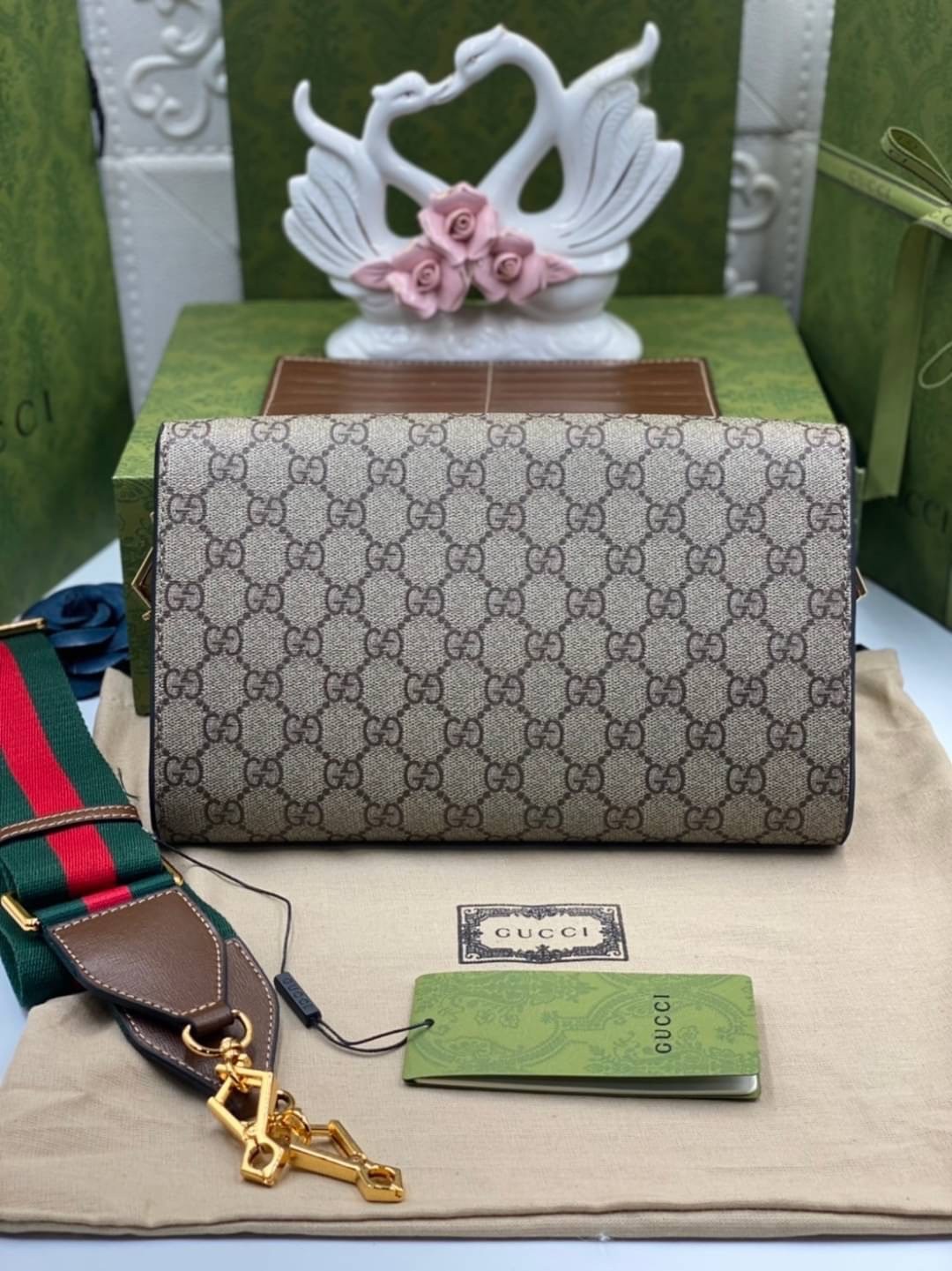 GUCCI Horsebit GG Supreme Monogram Crossbody Bag 26cm กระเป๋าทรงสี่เหลี่ยมผืนผ้าไซส์กำลังน่ารัก ใช้งานได้คล่องแคล่ว ลวดลาย GG Monogram มองกี่รอบก็สวยคลาสสิกไม่มีเบื่อ