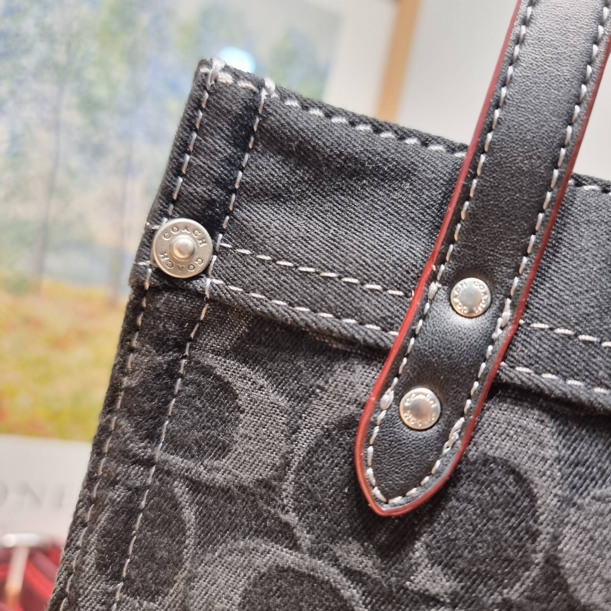 COACH CG091 FIELD TOTE 22 IN SIGNATURE DENIM คอลเลคชั่นใหม่ สีหายาก กับกระเป๋าทรงโท้ท ไซส์กำลังสวย ดีเทลปั๊มผิวเต็มใบ ดูดี มี texture