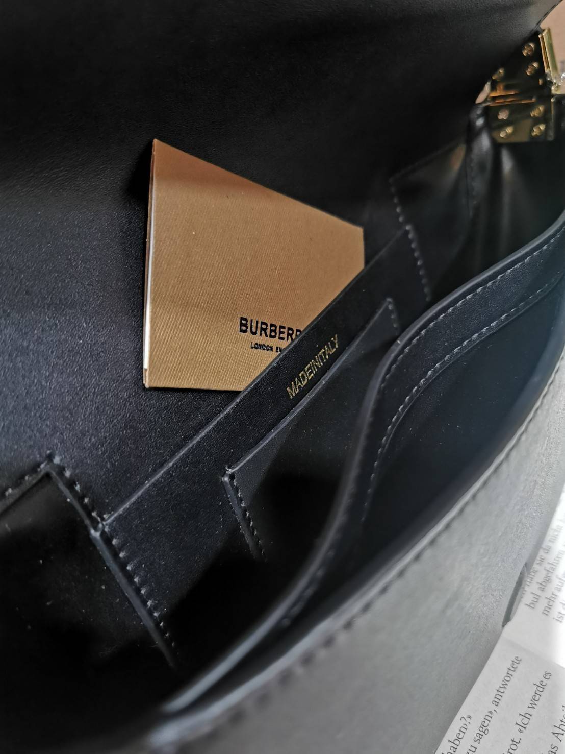 BURBERRY FRAGRANCES HALFMOON BAG VIP GIFT WITH PURCHASE (GWP) กระเป๋าสะพายพรีเมี่ยมกิ๊ฟ Limited Edition รุ่นใหม่จากน้ำหอม BURBERRY DUTY FREE วัสดุหนังแท้ CalfSkin ดีไซน์สวยหรูอยู่ทรงมีโลโก้แบรนด์และช่องซิปด้านหน้า ด้านหลังมีช่องใส่ของ เปิดปิดด้วยฝาปิดแม่เ