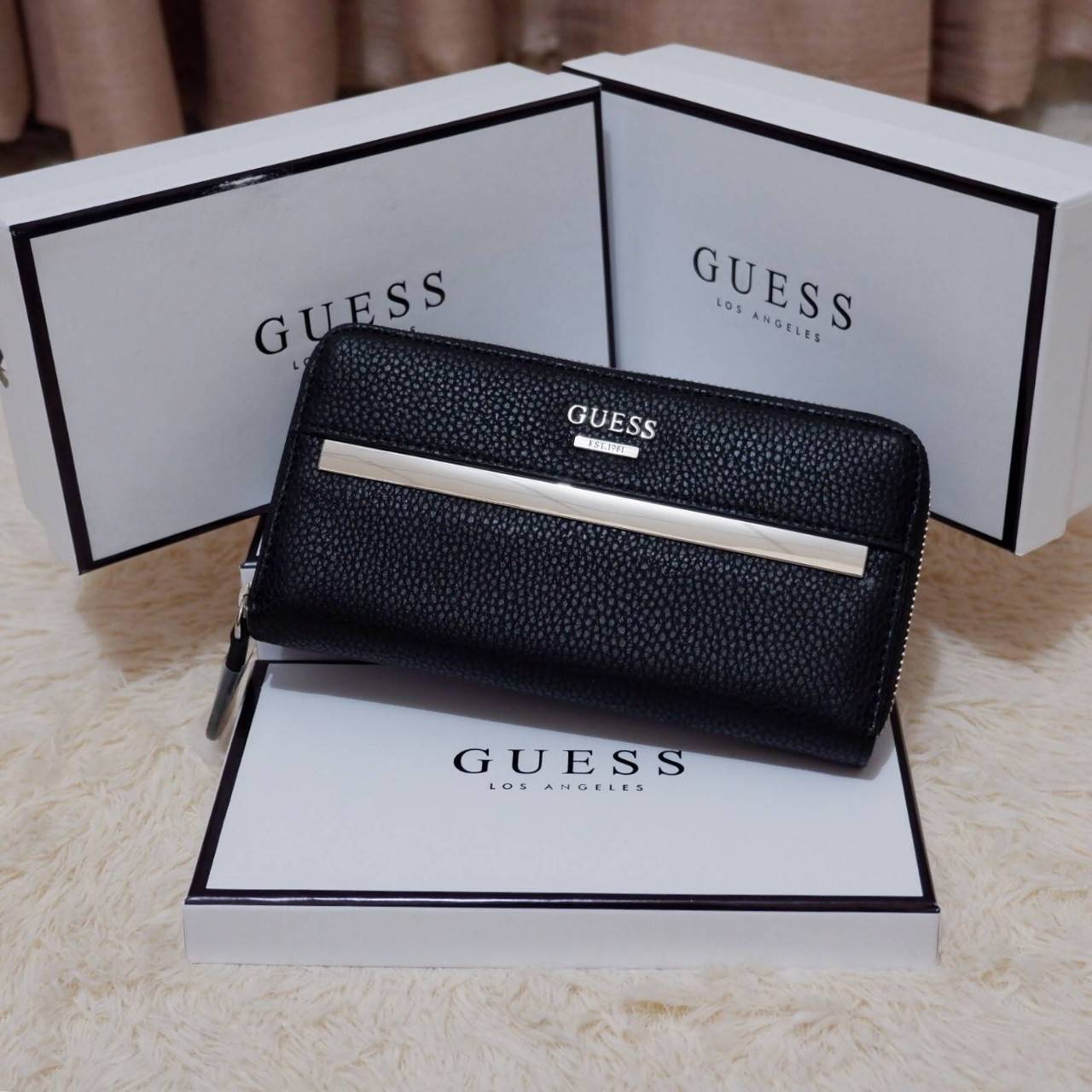 GUESS FACTORY WOMEN'S WALLET กระเป๋าสตางค์ใบยาว ดีไซน์สวย วัสดุหนังนิ่ม ประดับโลโก้แบรนด์สวย เปิดปิดด้วยซิปบน ภายในมีทั้ง ช่องใส่ธนบัตร แบงก์พัน และช่องใส่บัตรหลายช่องแยกเป็นสัดส่วน ภาพถ่ายจากสินค้าจริงสวยน่าใช้ค่ะ สาวๆที่กำลังหากระเป๋าสตางค์แบรนด์ดั
