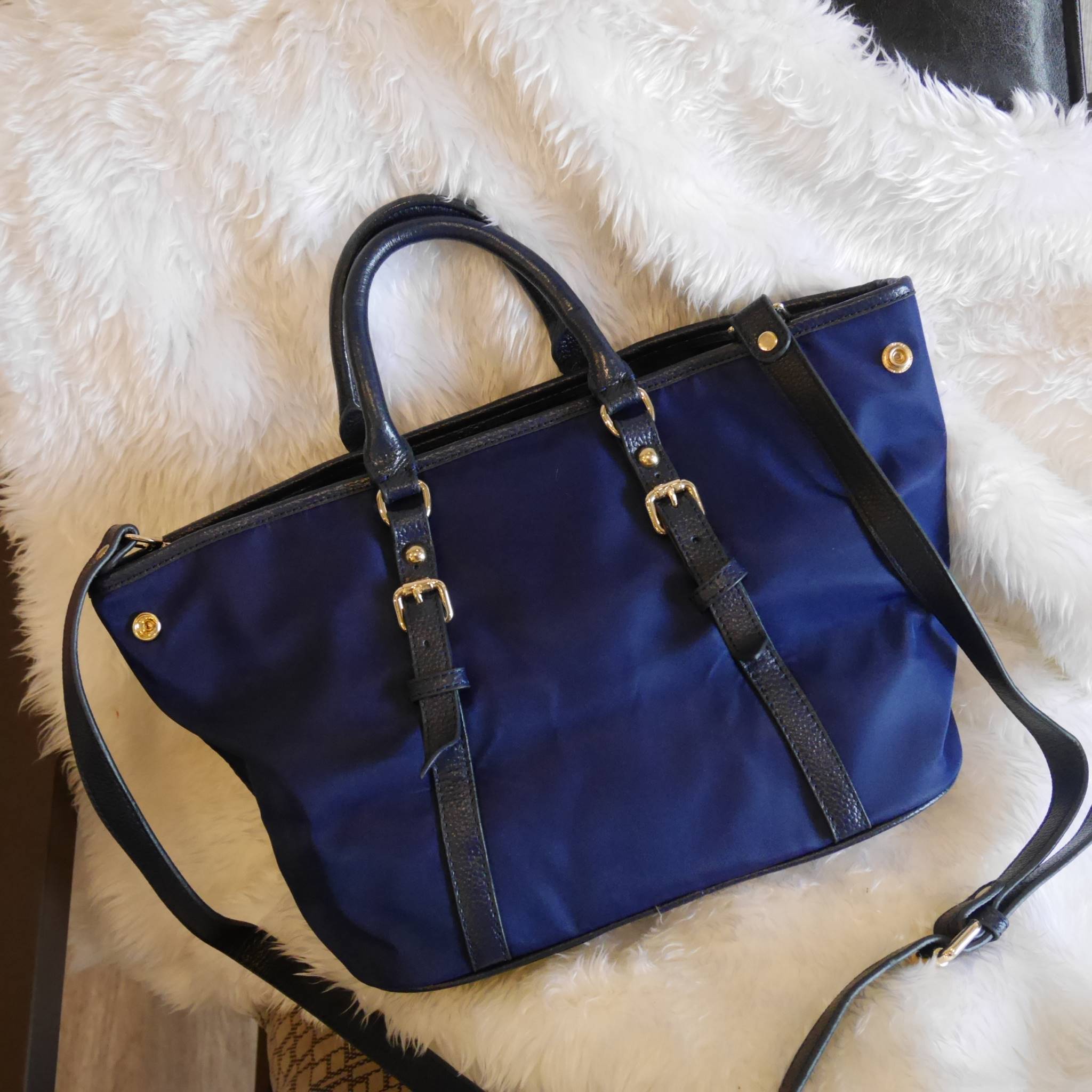 สาวๆที่มองหา กระเป๋าสะพายสวยเก๋ **ที่ใช้ได้ทุกวัน 👧👧 ทางร้าน ขอแนะนำ งานพรีเมี่ยมกิ้ฟ จากเคาเตอร์ต่างประเทศค่ะ รุ่น Limited edition ค่า กระเป๋าสะพาย จากแบรนด์ PRADA เป็น กระเป๋าผ้าไนล่อน สลับหนัง สะพายไหล่ได้ สามารถปรับระดับที่สายสะพายไหล่