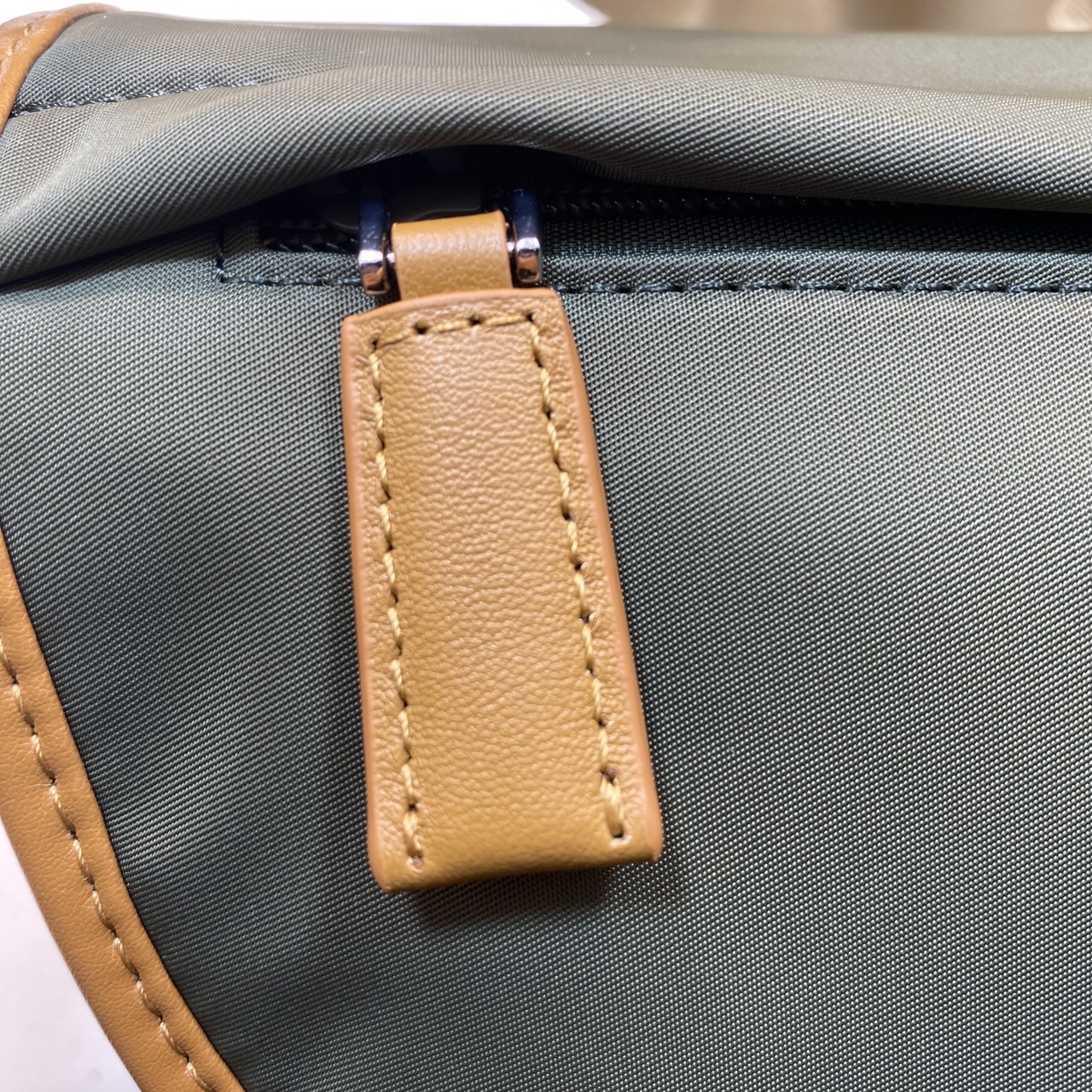 PRADA Re-Nylon and leather shoulder bag / PRADA Messenger Bag กระเป๋าสะพายคอมพลีทครีเอทลุคหล่อเท่ เกรดออริ สลับแท้ 1:1 ใช้งานต่างประเทศได้