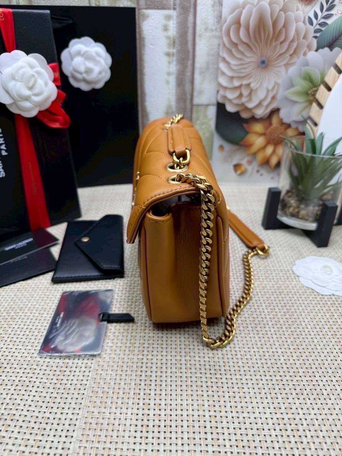 ORI หนังแท้ | YSL LOULOU small in MATELASSÉ กระเป๋าสะพายสายโซ่าีทองหรูหรา งานหนังแท้เนื้อนุ่มตะเข็บเย็บลายเชฟรอนสวยหรูโดดเด่นเป็นเอกลักษณ์ 🤍 เกรดออริจินอล หนังแท้