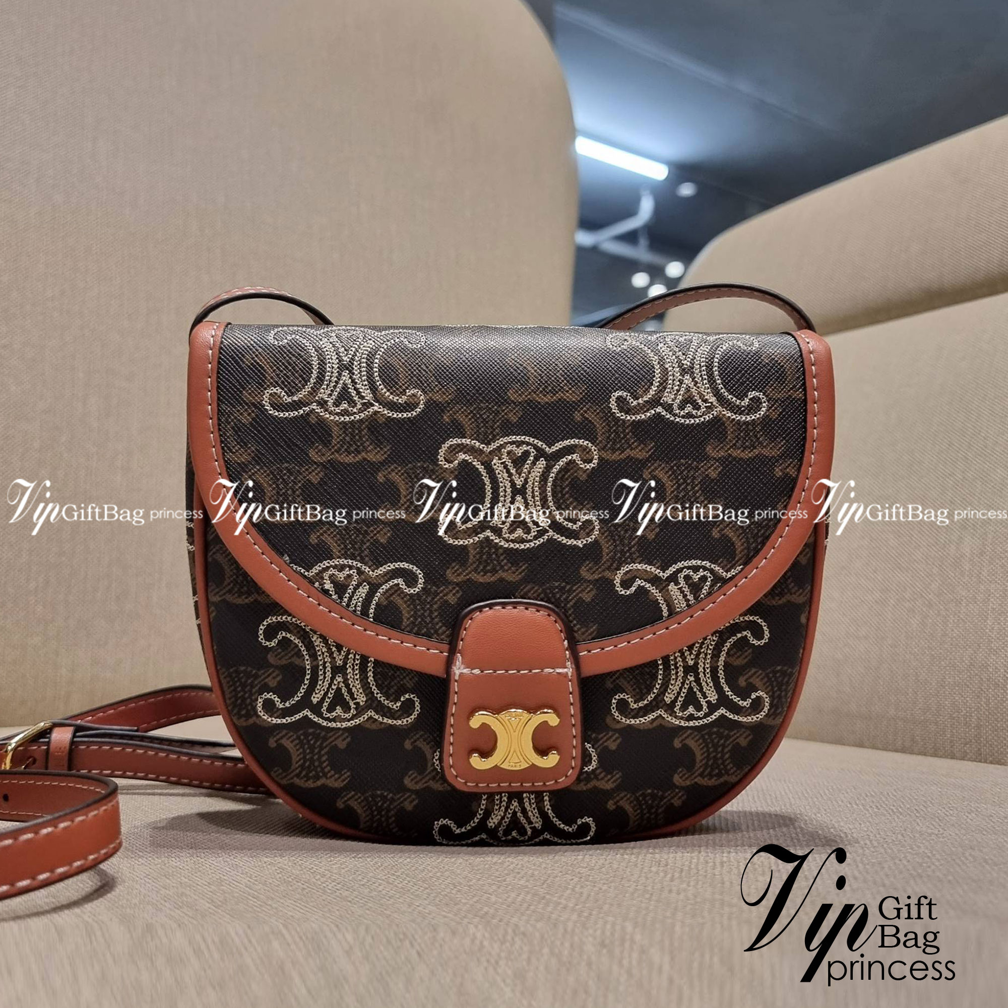 VIP 🥂 CELINE MINI BESACE IN TRIOMPHE CANVAS WITH TRIOMPHE HEART EMBROIDERY ใหม่พร้อมเสิร์ฟแบบไม่ต้องรอใคร!! กับกระเป๋าสะพายข้าง ที่เห็นแล้วต้องรัก ด้วยรูปทรงที่คลาสสิคแฝงความหรู ขนาดกำลังน่าใช้ โลโก้ลายปัก ดีเทลเดินด้ายรูปหัวใจ คละรอบใบ วัสดุหนังแ