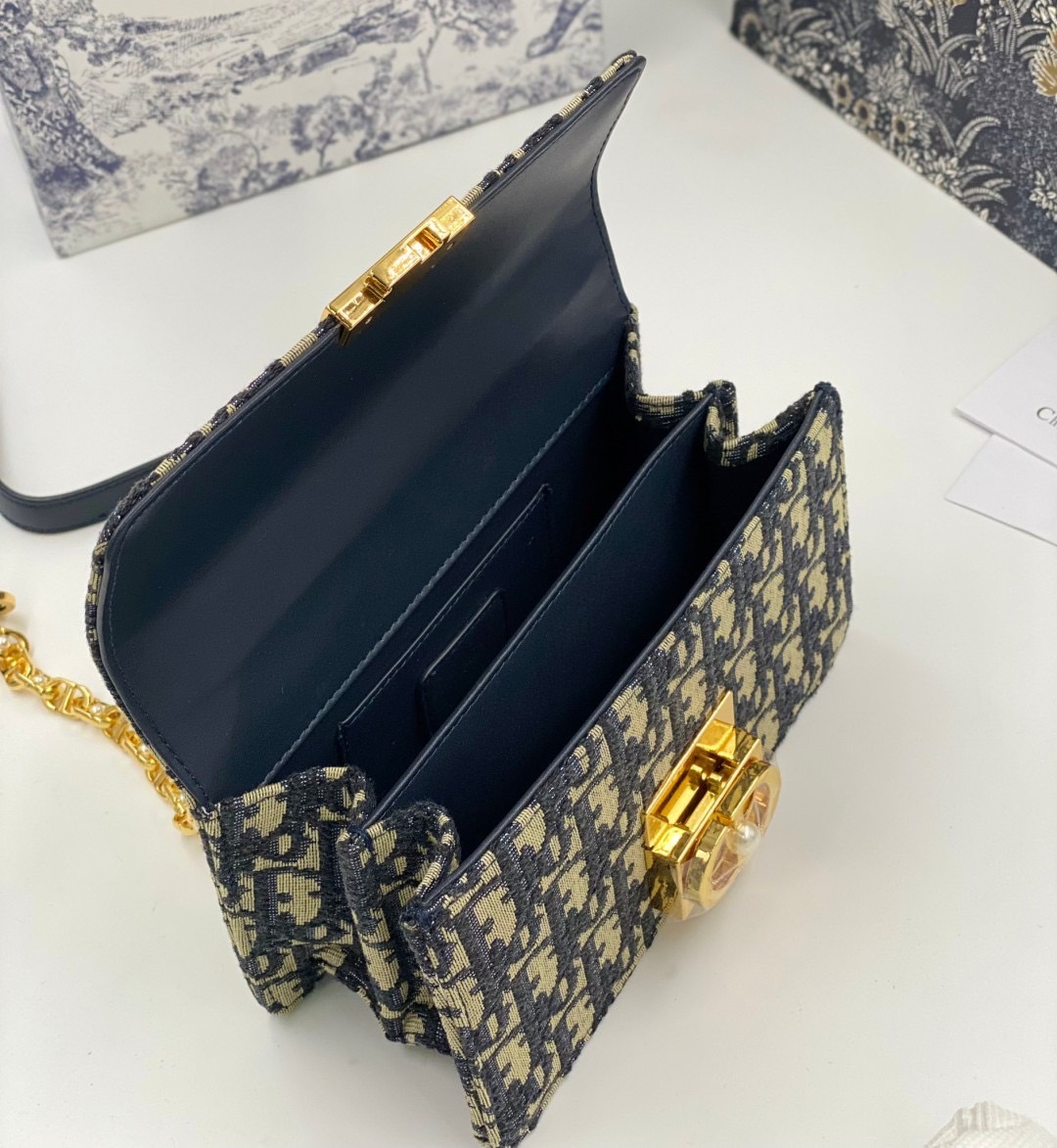 Mini Dior Ange Bag Macrocannage CD clasp with white resin pearl กระเป๋าถือพร้อมสายสะพาย ประดับตัวล็อคมุก สวยงามเหนือกาลเวลา เกรดออริ 1:1 ใช้งานต่างประเทศได้