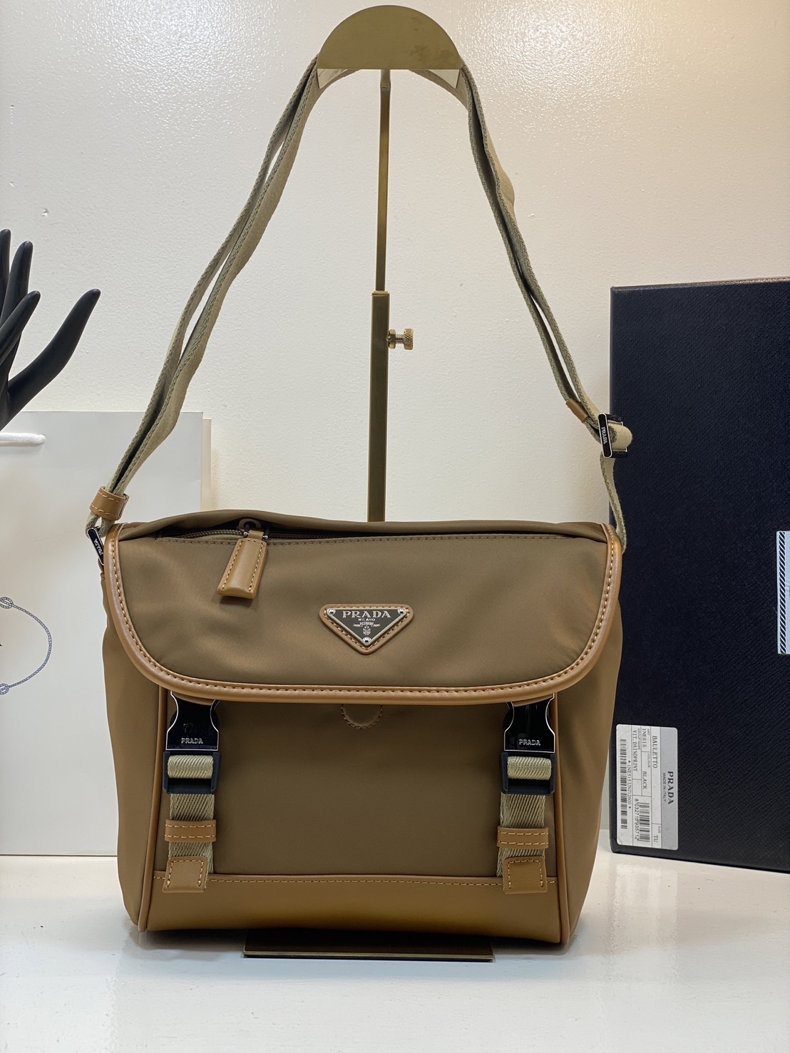 PRADA Re-Nylon and leather shoulder bag / PRADA Messenger Bag กระเป๋าสะพายคอมพลีทครีเอทลุคหล่อเท่ เกรดออริ สลับแท้ 1:1 ใช้งานต่างประเทศได้