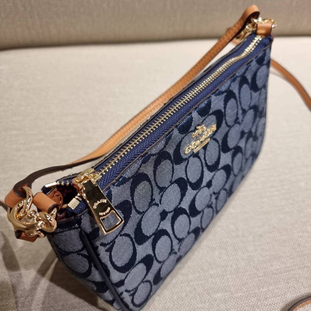COACH 36674 TOP HANDLE POUCH IN SIGNATURE JACQUARD กระเป๋าทรงพอช ยอดฮิต ยกขึ้นแท่น ด้วยดีไซน์ที่ออกมาให้ใช้งานได้ง่าย ขนาดกำลังเหมาะ วัสดุหนังแคนวาสทนทาน ดีไปหมดขนาดนี้!! คุณลูกค้าถึงสั่งกันรัวๆจริงๆ ภายในโล่งกว้าง ใส่โทรศัพท์ได้ทุกรุ่น มาพร้อมสายคล้องแขน
