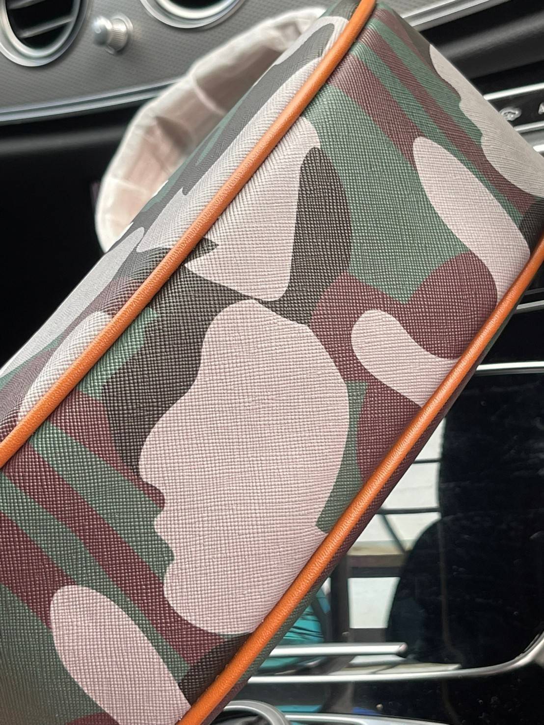 VIP 】Celine Ava Bag In Canvas With Camouflage And Celine Print รุ่นนี้ออกแนวสายลุยแต่ยังคงความคลาสสิกทั้งลายที่แสนโดดเด่น และสายแบบเข็มขัดก็เข้ากันได้ดีสุด ๆลวดลายcamo แบบสะดุดตา การใช้งานไม่ซับซ้อน ตอบโจทย์สำหรับหากสาว ๆ คนไหนที่กำลังมองหากระเป๋าสะพายไหล