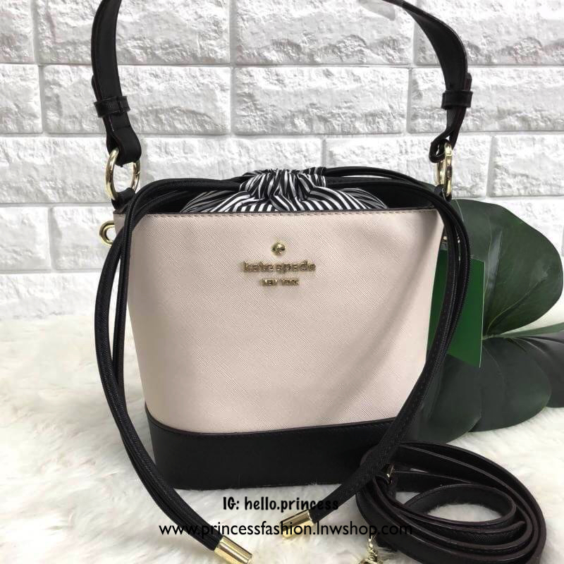 Kate spade new york cameron street pippa bag 2018 พร้อมส่งอีกรอบ กระเป๋าวัสดุหนัง saffiano ทรงถัง สามารถถือได้หรือสะพายข้าง ด้านหน้าติดอะไหล่แบรนด์ ปากกระเป๋าเปิดปิดแบบหูรูด ภายในกระเป๋าโล่ง ใส่กระเป๋าสตางค์ใบยาวได้ หรือของอื่นๆได้จุ มาพร้อมสายสะพายยาว ถอ