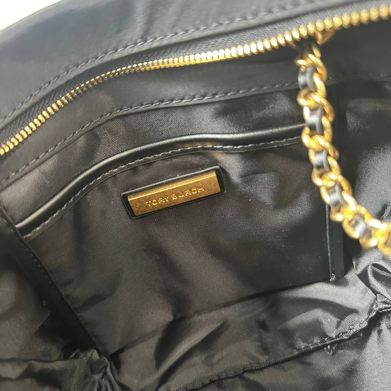 TORY BURCH Ella Chain Crossbody Nylon Bag กระเป๋าคล้องไหล่สายโซ่หรูหราโดดเด่นด้วยโลโก้หนังด้านหน้า สามารถปรับสะพายคอสบอดี้ สะพาลไหล่ได้