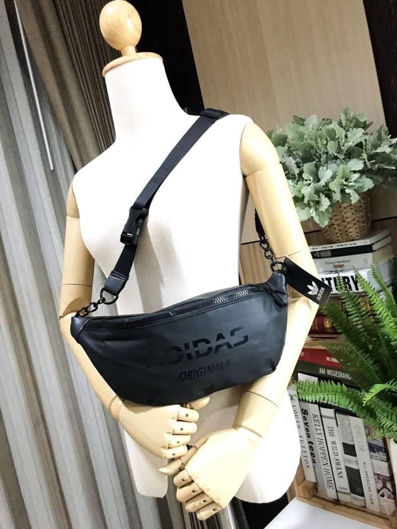 Adidas Waist Bag กระเป๋าสะพายสไตล์สปอร์ตแบบคาดเอวหรือคาดอกดีไซน์สุดฮิตใช้ได้ทั้งชายและหญิง วัสดุไนล่อนเนื้อแมทแบบนิ่มด้านหลังเป็นหนังเรียบ กันน้ำทำความสะอาดง่าย ขนาดกำลังดี น้ำหนักเบา ด้านหน้ามีโลโก้แบรนด์ เปิดปิดด้วยซิปสะดวกใช้ หัวซิปแบรนด์ สายสะพายเลื่อ