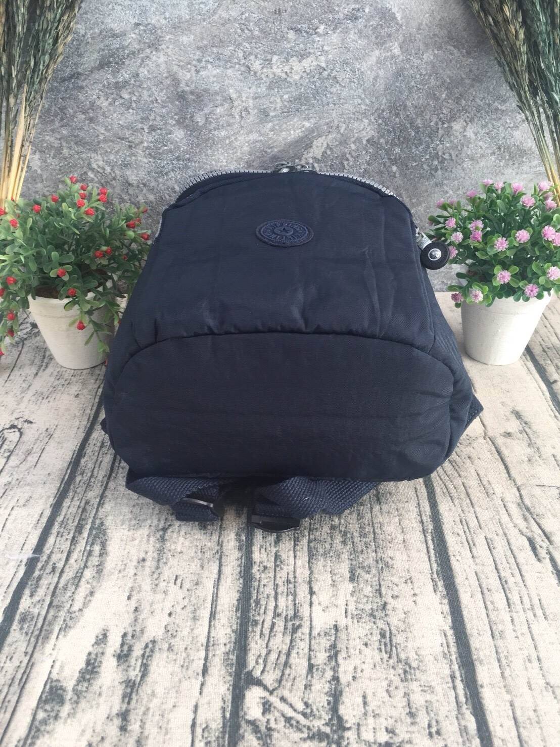 กระเป๋าเป้ Blakeney ไซส์ S จาก KIPLING ที่ออกแบบมาสำหรับผู้หญิง มาพร้อมดีไซน์เบาะรองรับหลัง ซึ่งเหมาะสำหรับ active lifestyle สามารถเก็บของได้อย่างจุใจแต่มีน้ำหนักเบา รวมถึงมีคุณสมบัติกันน้ำช่วยป้องกันให้ของในกระเป๋าปลอดภัยไร้กังวล