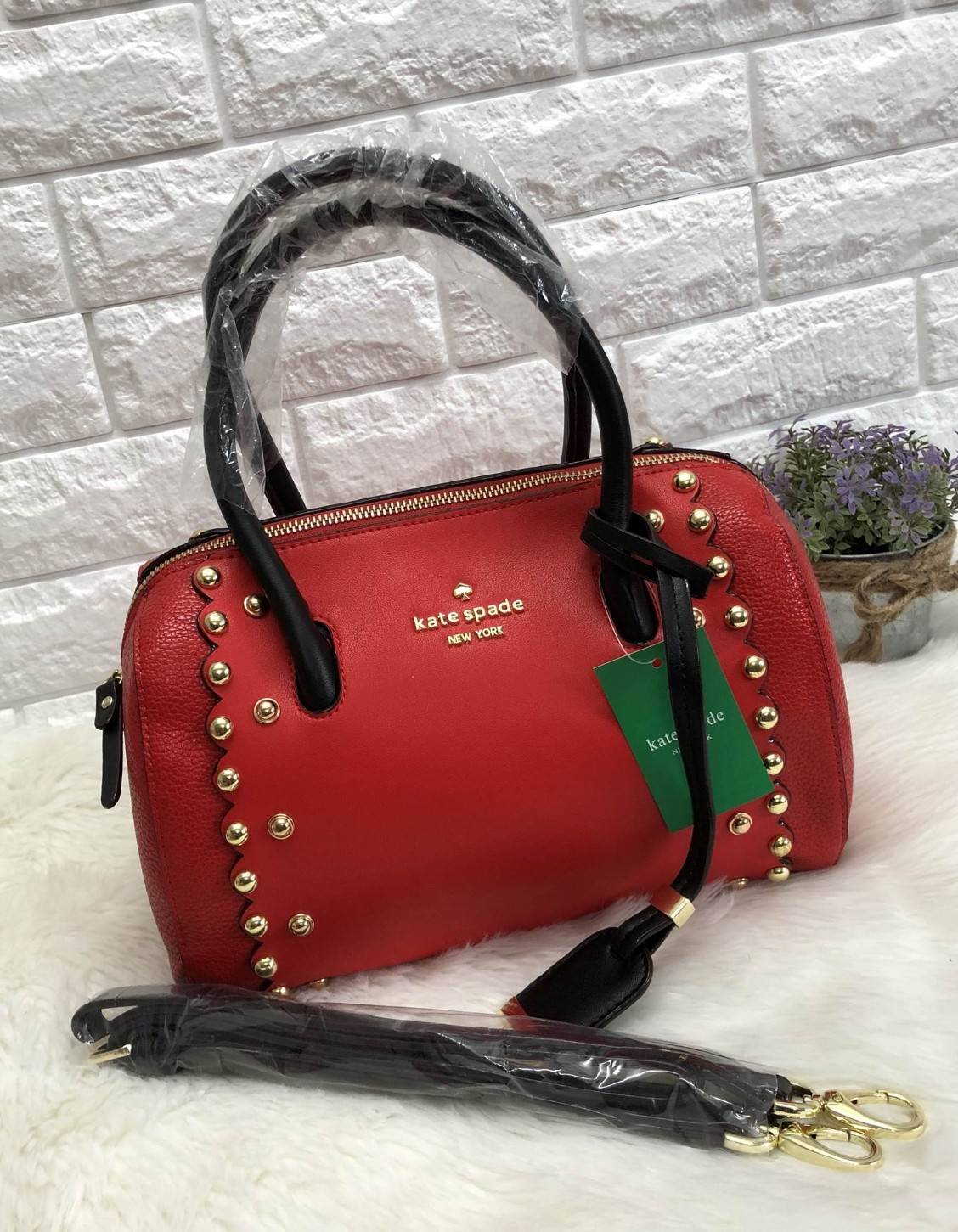 New arrival. Kate spade new york women’s bag 2018 พร้อมส่งรุ่นใหม่ล่าสุด กระเป๋าถือหรือสะพายข้างทรงหมอน มีมาให้เลือกถึง 4 ลาย ด้านหน้าติดโลหะโลโก้แบรนด์ตัวใหญ่ อะไหล่ทอง เปิดปิดกระเป๋าแบบซิป ภายในโล่ง กว้าง ใส่ของจุ มีช่องซิปหนึ่งช่อง ช่องเล็กสองช่อง ด้าน