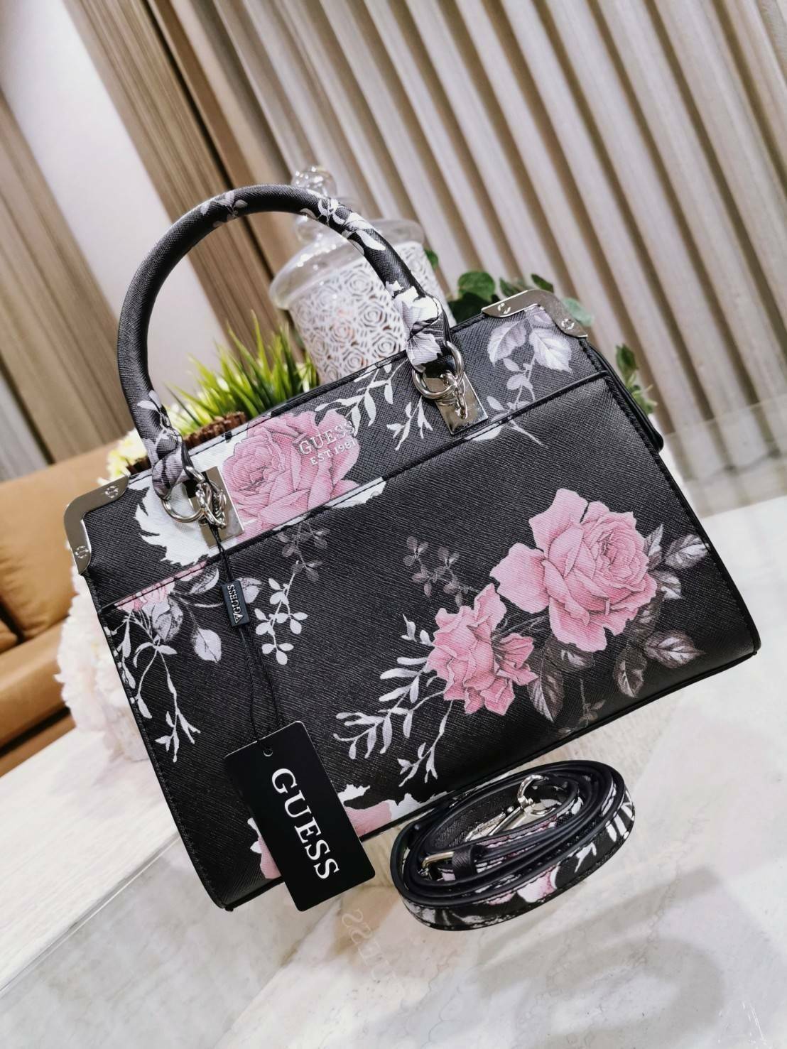 GUESS WOMAN CROSS BODY BAG กระเป๋าถือ/สะพายรุ่นใหม่ล่าสุดจาก GUESS FACTORY หนังสวยอยู่ทรงแข็งไม่ย้วย ขนาดกำลังดี น้ำหนักเบาด้านหน้าประดับโลโก้แบร์นพร้อมอะไหล่เงินที่หูหิ้วและมุมขอบกระเป๋าเพิ่มดีเทลเก๋ หูจับเเข็งแรงพับลงได้ เปิดปิดด้วยซิปสะดวกใช้ ภายในมีโล