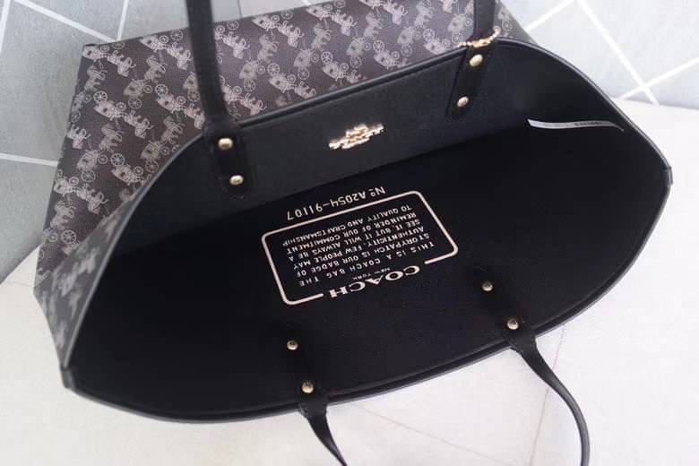 COACH 91107 REVERSIBLE CITY TOTE WITH HORSE AND CARRIAGE PRINT ใช้ได้ 2 ด้าน 🔺ทรง Tote รุ่นแนะนำค่ะ!! วัสดุ pvc อย่างดี นิ่มยวบตัวสวย ลายรถม้าทั้งใบค่ะ (ในไทยหายากค่ะลายนี้) 📌สามารถใช้ได้ทั้งด้านในและด้านนอกนะคะ สวยทั้ง2ด้านเลยทีเดียว เป็น