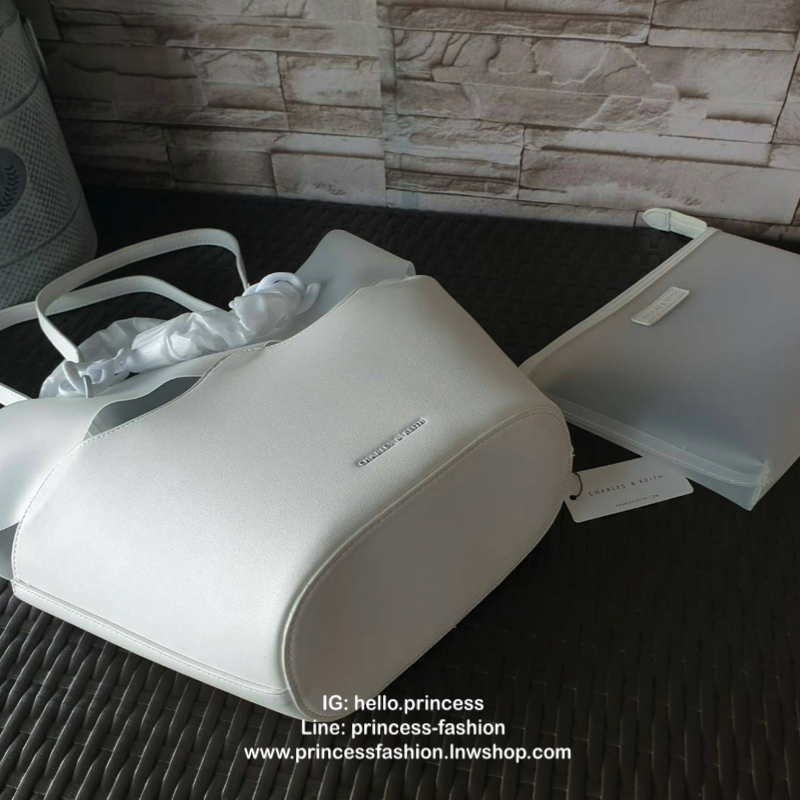 CHARLES & KEITH รุ่น CHUNKY CHAIN TOTE BAG CK2-30270180_MOSS ราคาปกติช้อป ( ฿3,390.00 ) ซื้อ 1 ได้ถึง 2 ใบ รุ่นใหม่ชนช้อป กระเป๋าทรง Tote สีสวยสุดคลาสสิค วัสดุ PVC มาพร้อมใบลูก ภายในโล่ง สายสุดเก๋ มี 2 สาย สายสะพายไหล่ ถอดออกได้ (สายยาวสาวอวบ/ อ้วน ก็เอาอ