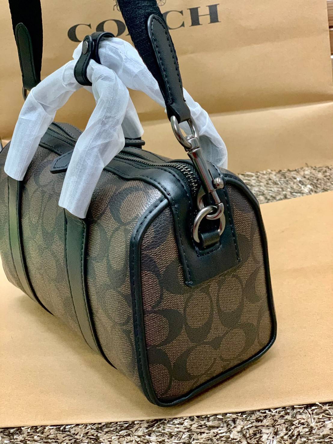 COACH GOTHAM DUFFLE 24 IN SIGNATURE CANVAS CA186 พร้อมส่ง กระเป๋าทรงหมอนรุ่นใหม่บ่าสุดปี 2022 รุ่นนี้สามารถใช้ได้ทั้งชาย//หญิง หนังแท้อย่างดี นิ่มทรงสวย มากๆค่ะ เปิด-ปิดกระเป๋าแบบซิปคู่ด้านบนมีกระดุมรวบหูหิ้วให้ด้วยนะคะ ภายในกระเป๋าสามารถใส่สัมภาระที่จำเป