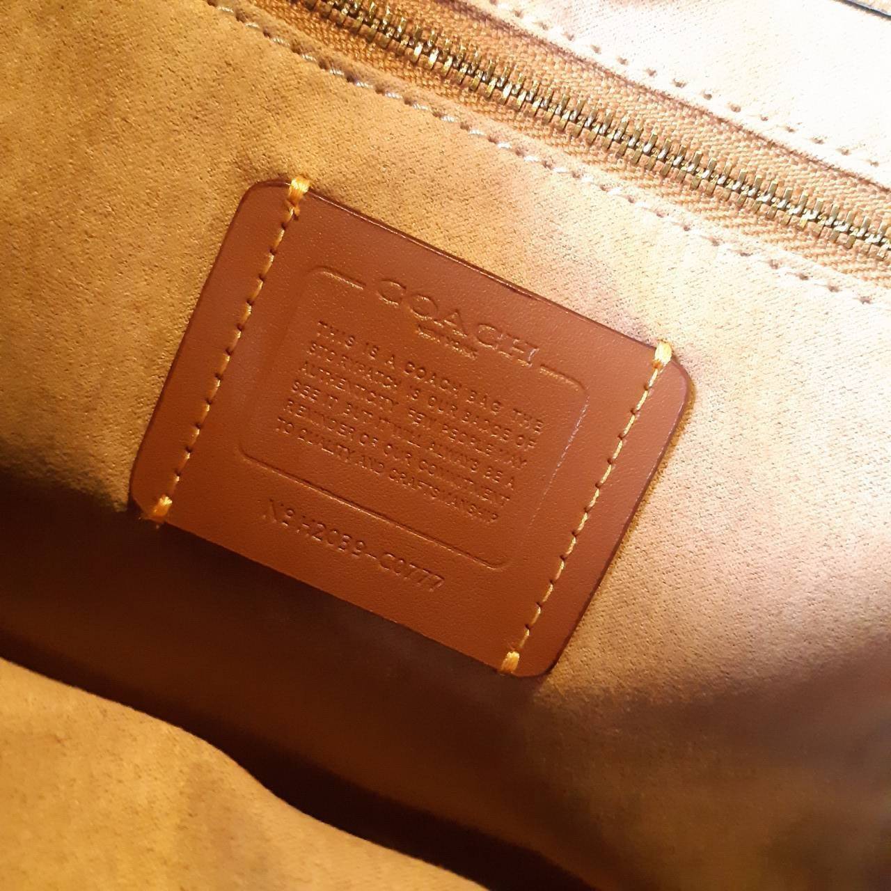 ของแท้ 💯% COACH C0777 FIELD TOTE 30 IN COLORBLOCK WITH COACH BADGE กระเป๋าสะพายทรงโท้ท รุ่นคลาสสิคย้อนยุค สีเรียบหรู ใช้ได้ในทุกโอกาส วัสดุหนัง pepble เต็มใบ มาพร้อมสายสะพาย crossbody เส้นใหญ่ ทนทาน สีตัดโทนกับกระเป๋าอย่างลงตัว