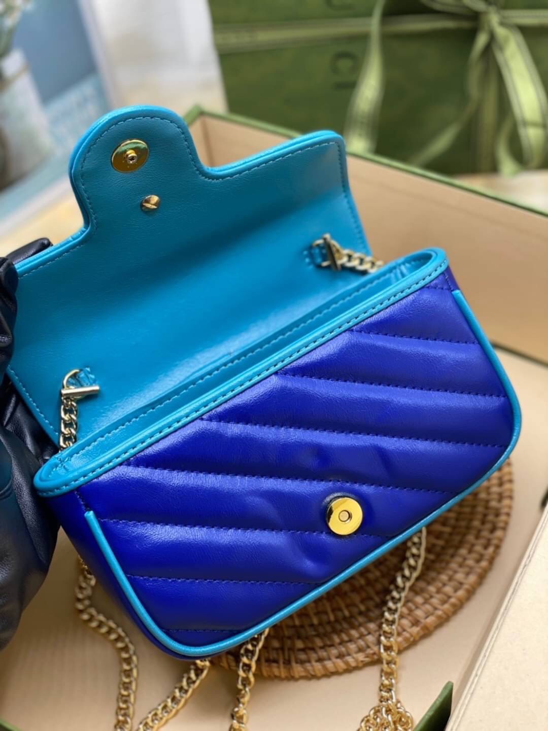 หนังแท้ VIP GIFT 】GUCCI GG Marmont super bag [mini & small] กระเป๋าสะพายข้าง โทนสีสดใสเล่นสีทูโทนตัดกันอย่างลงตัว เฟี๊ยดมากค่ะ ไซส์กะทัดรัด พกพาง่าย น้ำหนักเบา ดีไซน์สวย ภายในโล่งกว้าง มาพร้อมสายสะพายโซ่อะไหล่ทองในตัว ปรับใช้ได้ทั้งแบบสะพายเดี่ยว และสะพาย