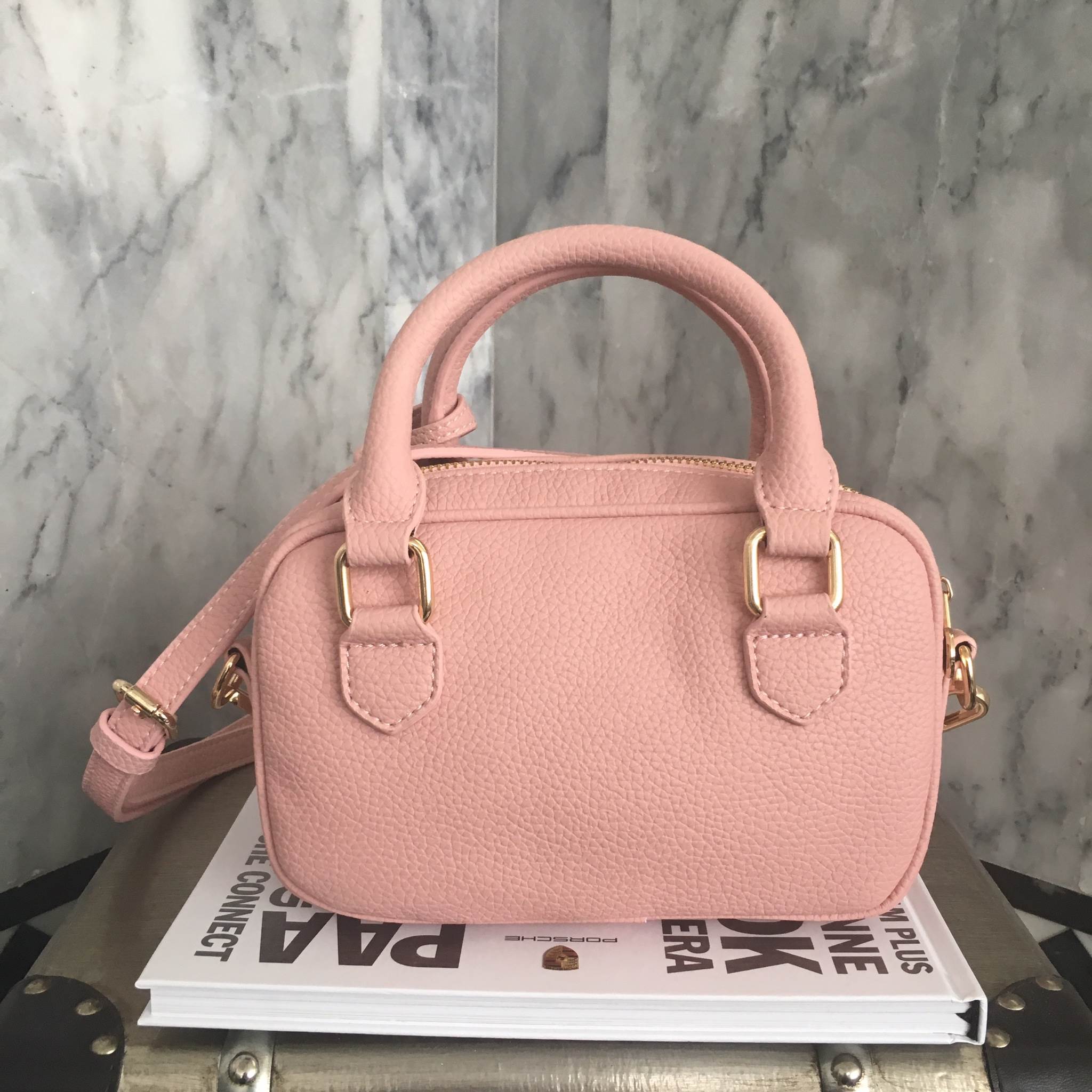 New arrival! KEEP Fancy shoulder bag กระเป๋า ถือ/ สะพาย ขนาดมินิ ตัดหน้งลายงู น่ารักมากคะ ใบนี้ ห้ามพลาดเลย การันตี ความสวย สะพายได้ทุก Look รุ่นนี้ มี 3 สี ดำ เทา ชมพู ภายใน สามารถใส่ โทรศัพท์ ได้ทุกรุ่น มีช่องแบ่งเก็บของ 2 ด้าน น้ำหนักเบา สายสะพาย ปรับไ