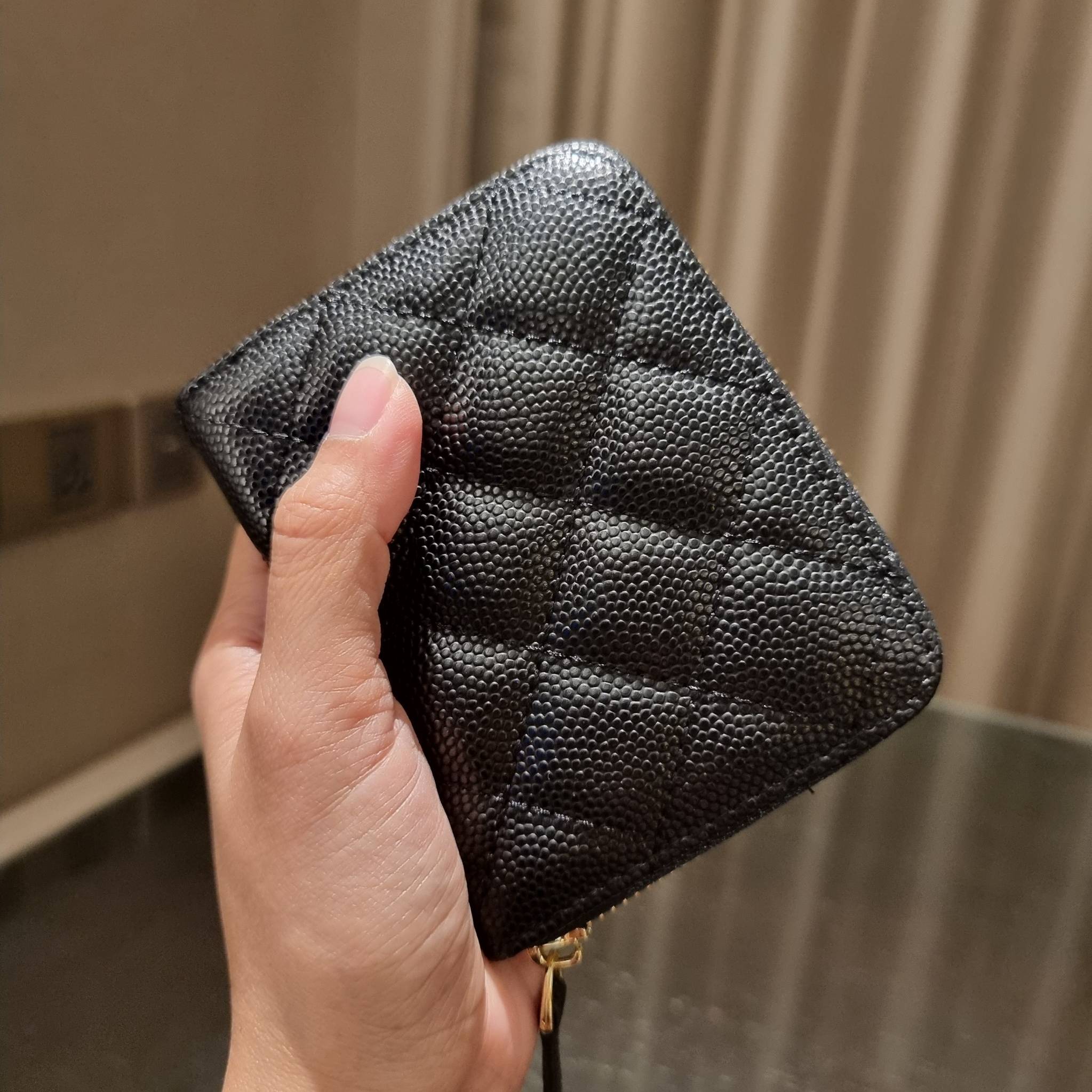 กระเป๋าสตางค์ใบสั้นรุ่นซิปรอบ จาก Chanel เรียบหรู ดูไฮน์ วัสดุหนังสังเคราะห์ลายคาร์เวีย ด้านในเป็นหนังซาฟเฟียโน่ เปิด-ปิดด้วยซิป รูดใช้งานง่าย ภายในกระเป๋ามีช่องใส่บัตร ใส่ธนบัตรได้ (แบบพับ) ดีไซน์เรียบหรูตามสไตล์ ใช้แล้วเฮง ใช้แล้วรวย จัดเลยจ้าา 🥰