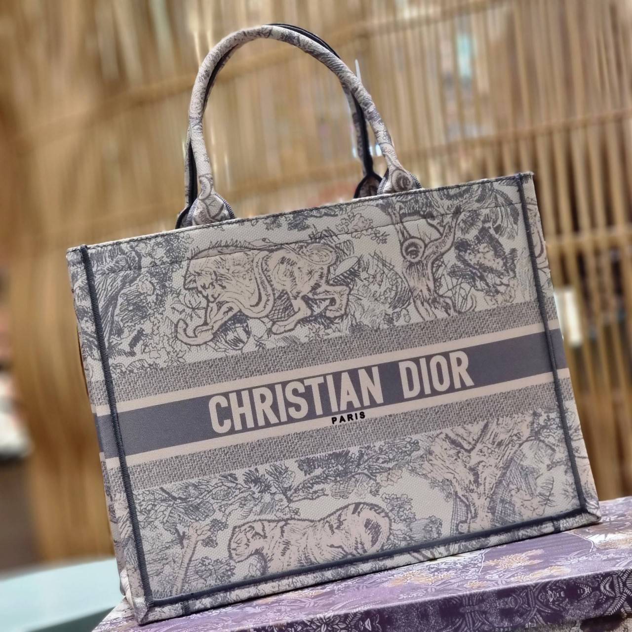 VIP 】HOT ARRIVAL!! DIOR CD SHOPPING BAG WITH GWP กระเป๋าทรงช้อปปิ้งใบใหญ่ จุใจ!! พรีเมี่ยมกิ๊ฟรุ่นดับเบิ้ลฮอต ดีไซน์คลาสสิควินเทจ สวยหรู วัสดุผ้าแคนวาสลายกราฟฟิค ภายในโล่งกว้างมากๆ ใส่ของจุสุดๆ โน้ตบุ้ค ไอแพด กระเป๋าสตางค์ มือถือ หรือเสื้อผ้ายังได้ สะพายค
