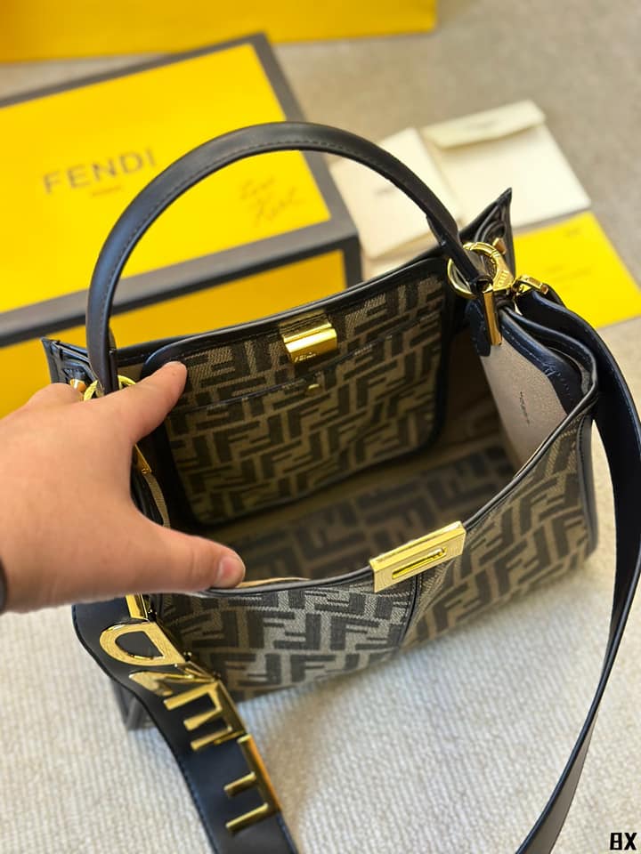 FENDI PEEKABOO XLITE TOTE Canvas Monogram Bag กระเป๋าทรงโท้ท ดีไซส์เป็นเอกลักษณ์ รุ่นหายาก ทรงสวยหรู ดูแพงเกินเบอร์!!